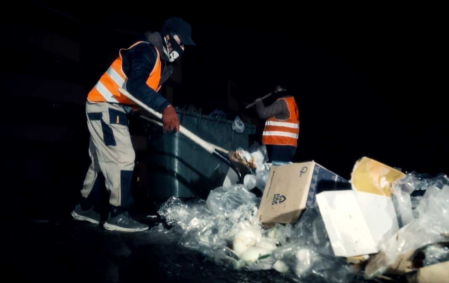 ئەو کاتەی زۆرینەی خەڵک خەوتوون و کەشوهەوا ساردە، ژینگەپارێزانی هەرێمی کوردستان شەقامەکان پاکدەکەنەوە