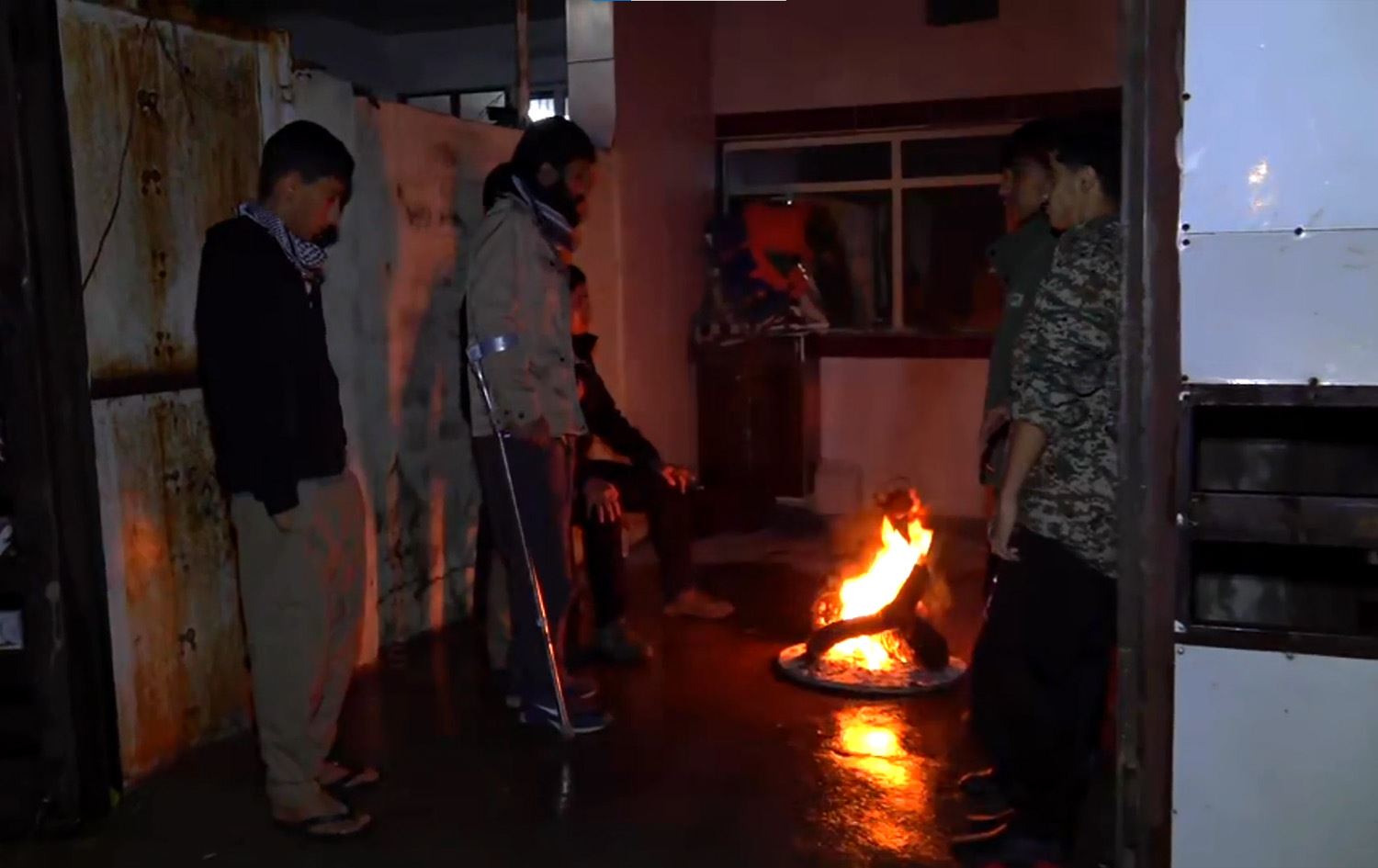 ژمارەیەک لە هاونیشتمانییان لە ناحیەی شۆڕش بە ئاگرکردنەوە لە حەوشەی ماڵەکانیان خۆیان گەرم دەکەنەوە