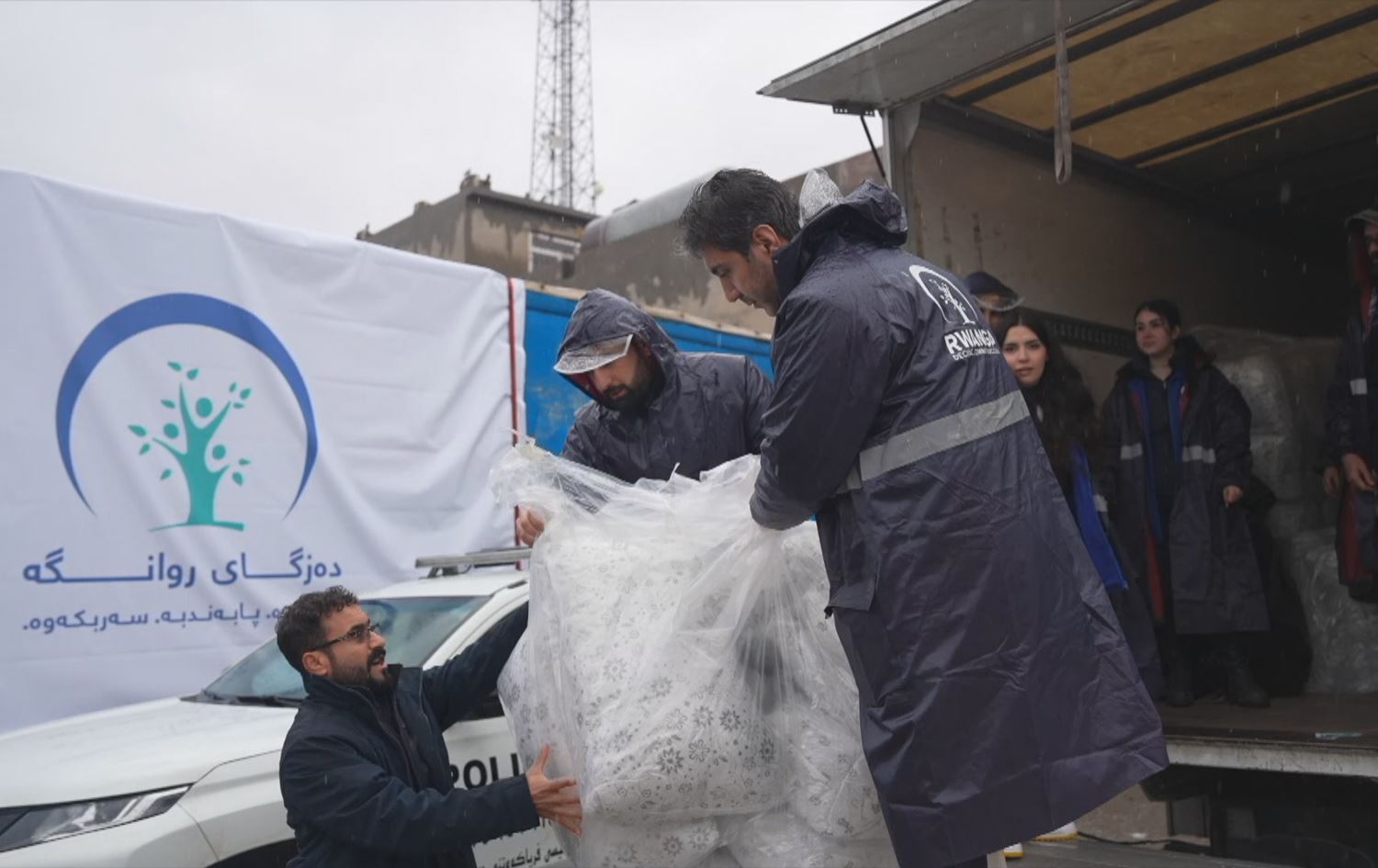 Rwanga Foundation teams unloading household needs in Sulaimani province, Chamchamal district on December 12, 2025. Photo: screengrab/Rudaw