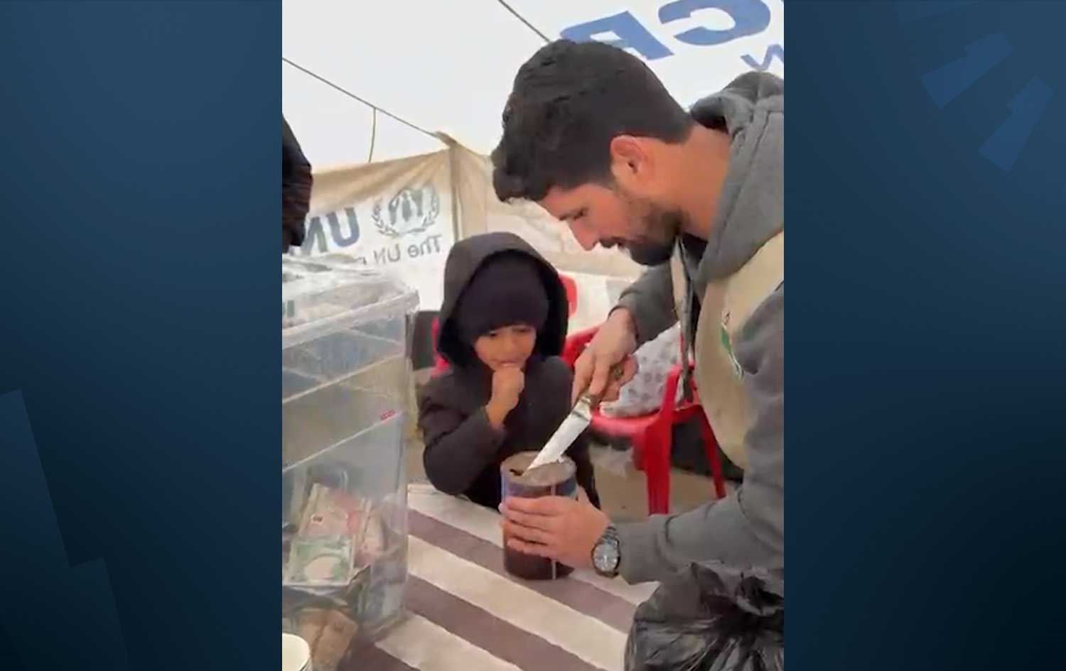 کۆمەڵێک گەنج لە قوشتەپە هاوکاری بۆ چەمچەماڵ کۆدەکەنەوە