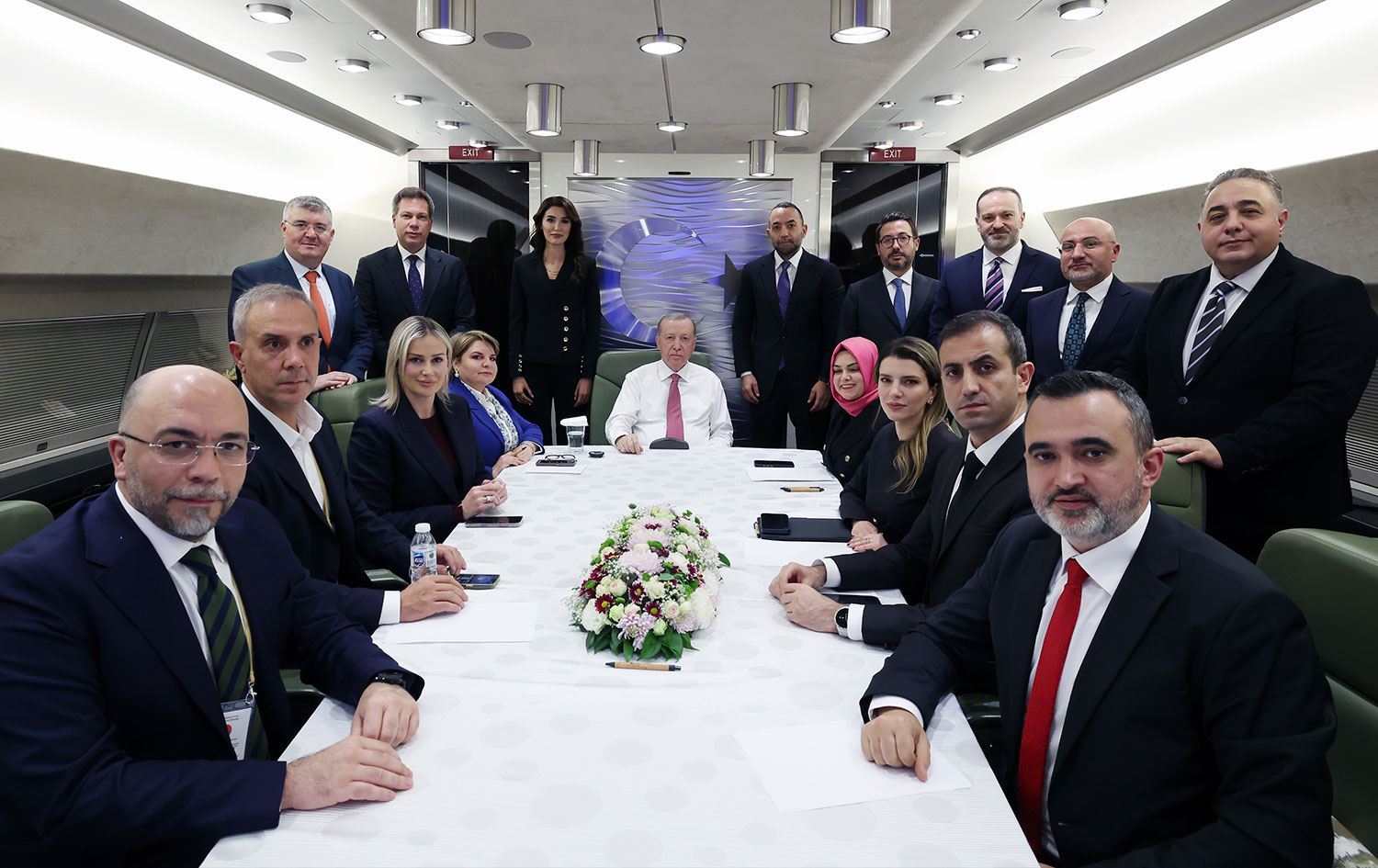 Recep Tayyîp Erdogan di balafirê de pirsên rojnamegeran bersivandin / Wêne: AA