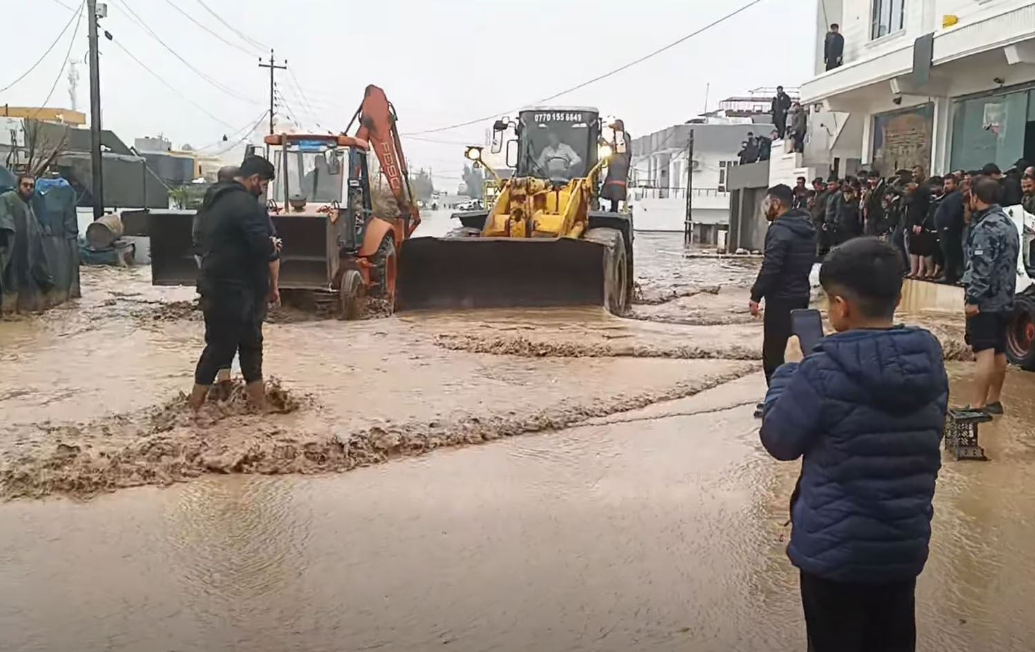 دیمەنێکی کاتی دروستبوونی لافاو لە سنووری چەمچەماڵ