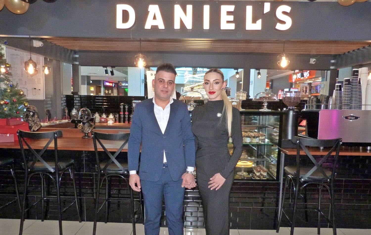 Kervan Eminoğlu ve Tuğyan Ülkem Gülter’in kafenin önünde el ele tutuşarak poz verdiği fotoğraf. / Kaynak: Facebook