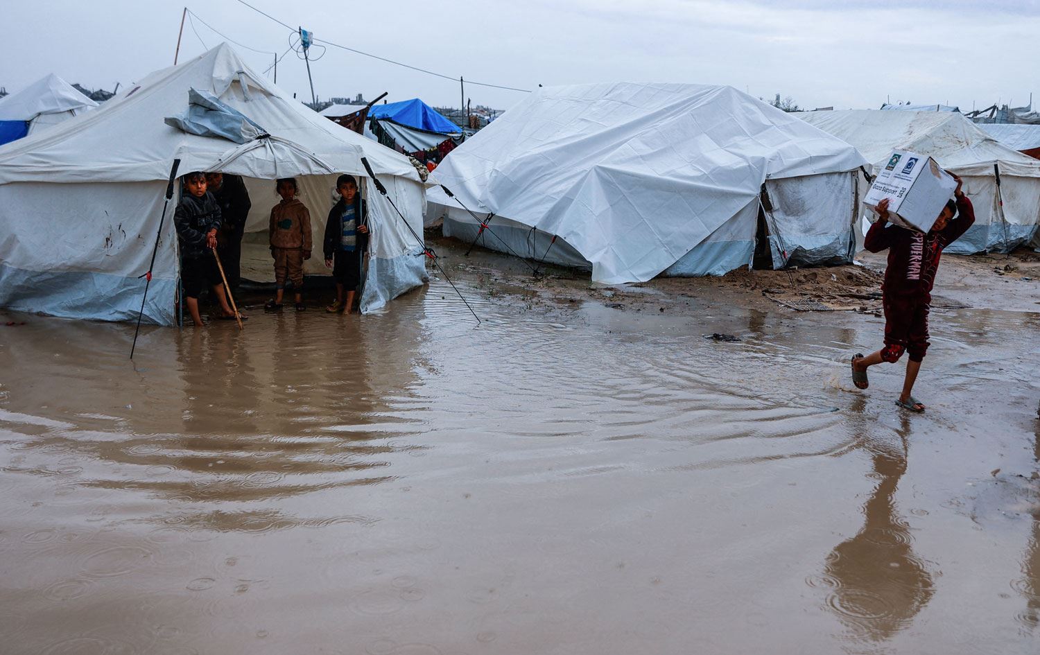 Li Xezeyê kon di bin avê de mane / Wêne: AFP 