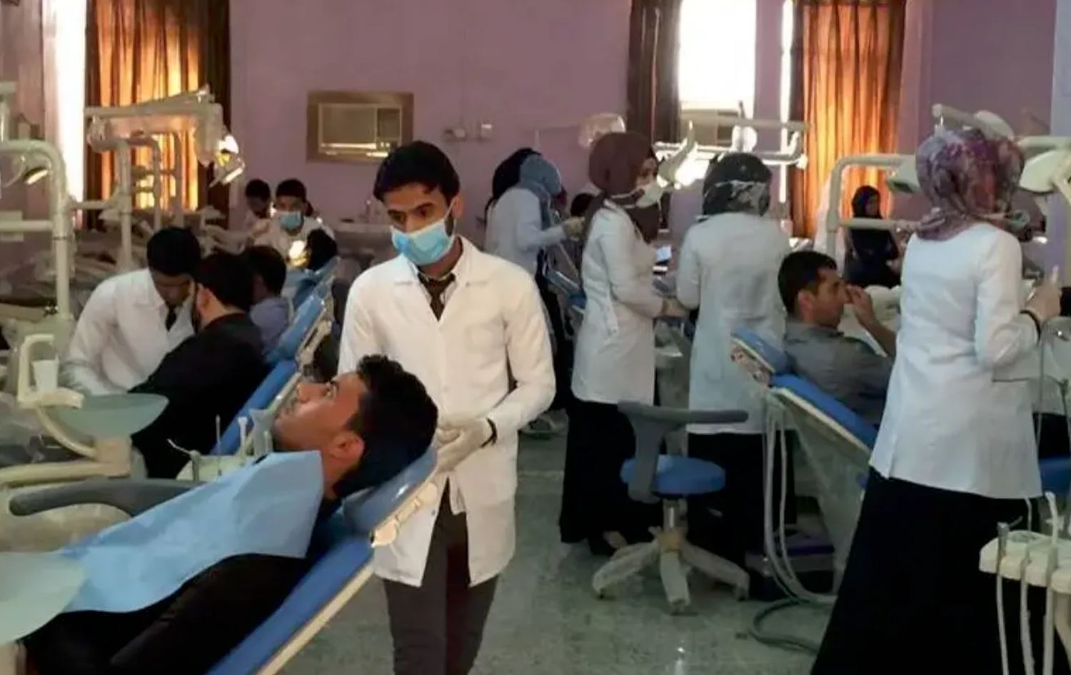 کۆمەڵێک پزیشکی ددان. وێنەکە تەنیا بۆ روونکردنەوە دانراوە.