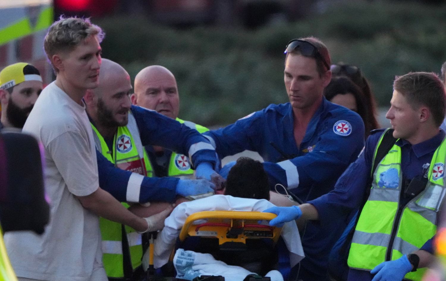 گواستنەوەی بریندارێک لە شوێنی رووداوەکە. وێنە: Mark Baker/AP