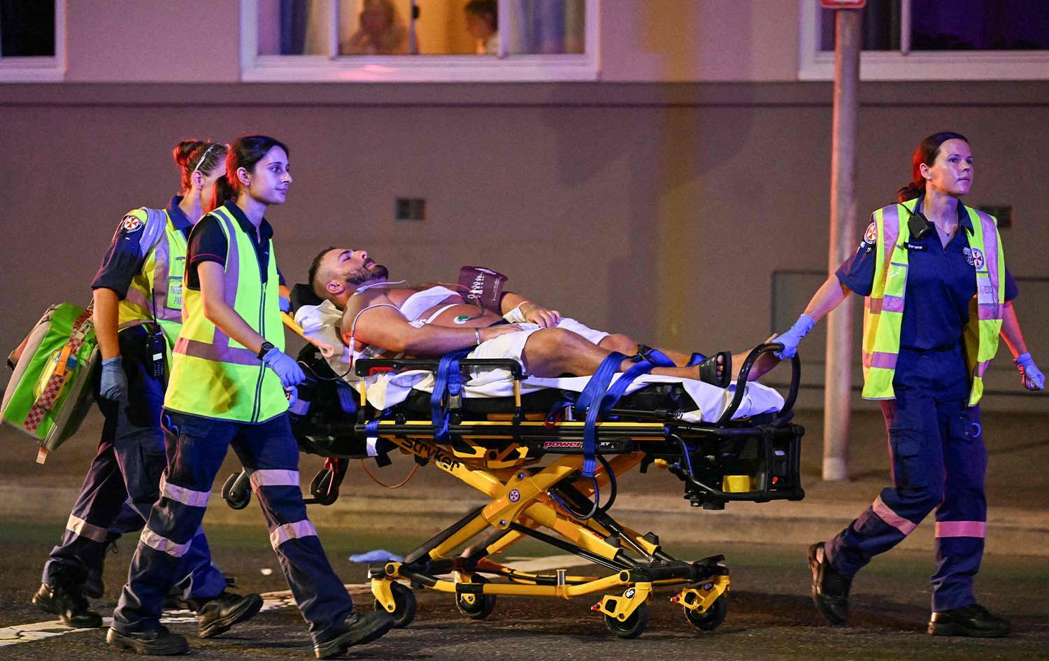 Saldırıda yaralanan bir vatandaşın ambulansa taşınması Foto: AFP