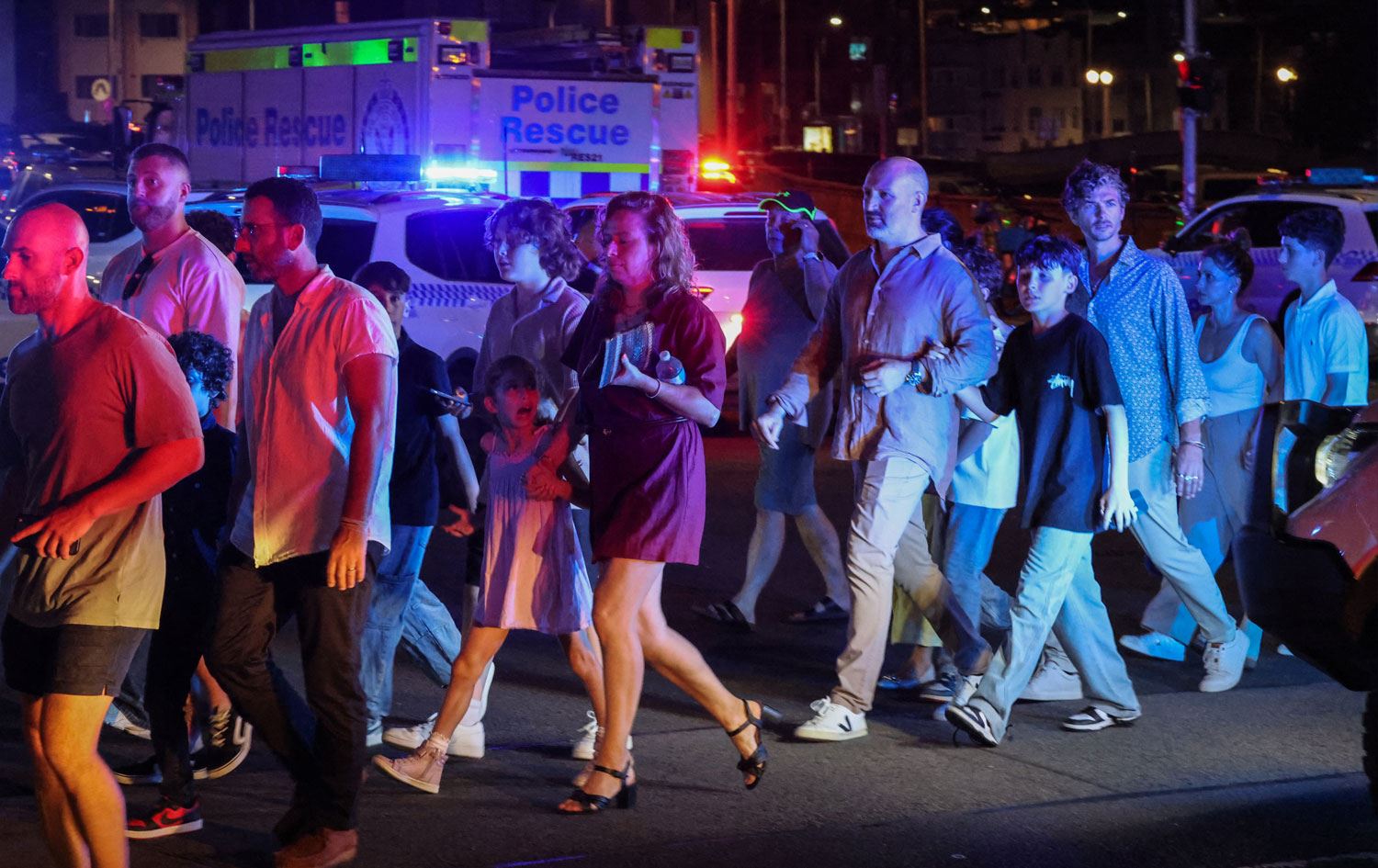 Xelk ji cihê êrişê dûr dikeve / Wêne: AFP