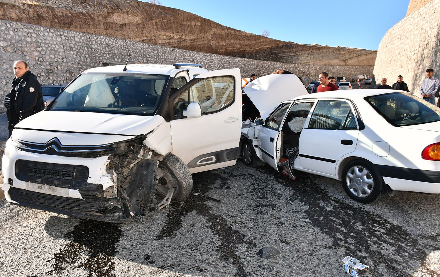 3 otomobîl li hev qelibîn / Wêne: AA