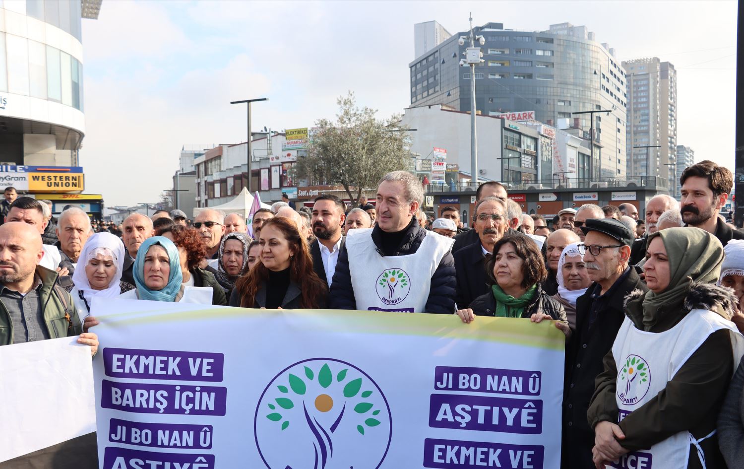 تونجەر باکرهان، هاوسەرۆکی دەم پارتی بە رێپێوان لەگەڵ ئەندامانی پارتەکەی چوونە بەردەم پەرلەمان.