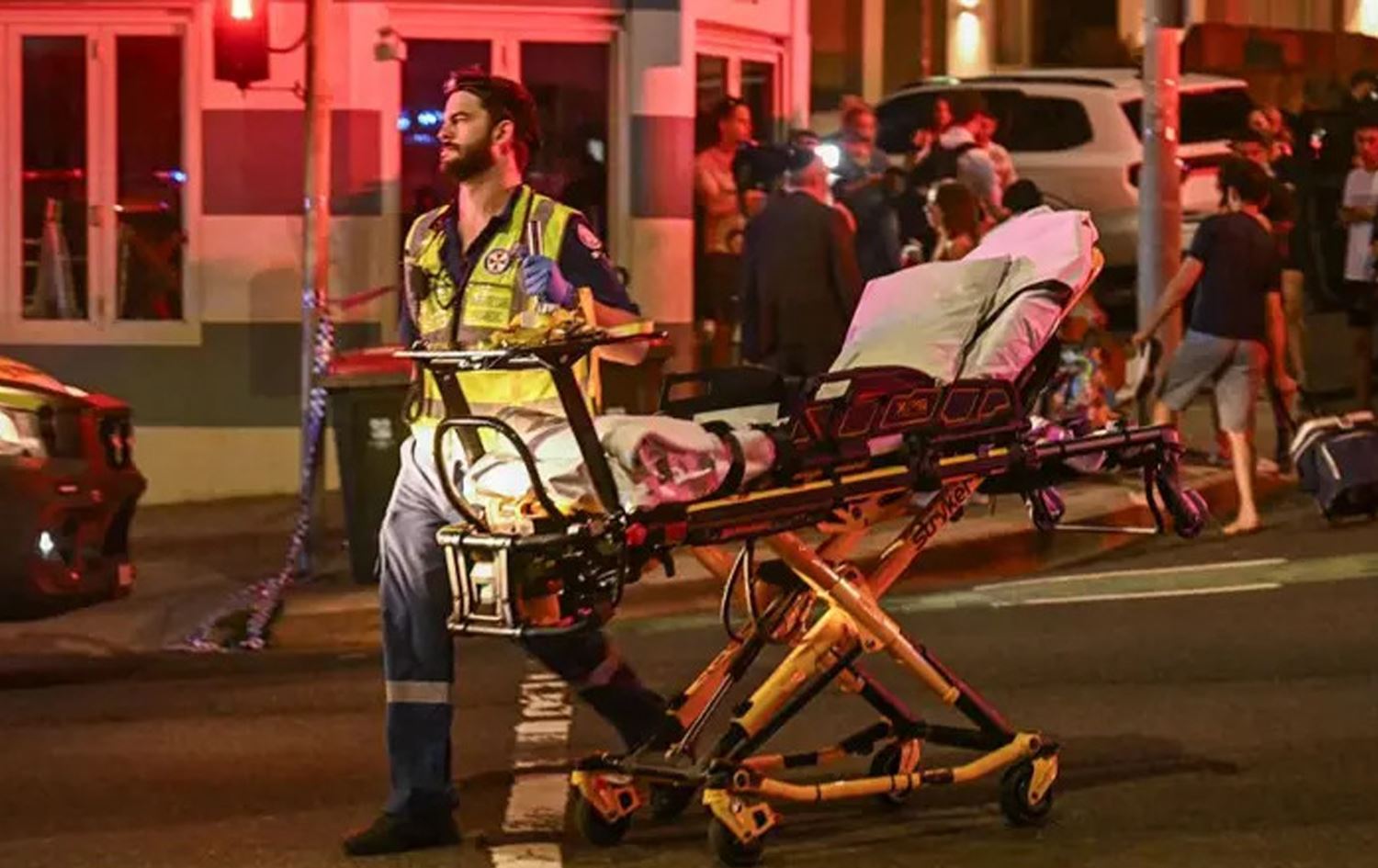 یەکێک لە بریندارەکانی رووداوەکەی سیدنی دەگوازرێتەوە نەخۆشخانە. وێنە: GETTY