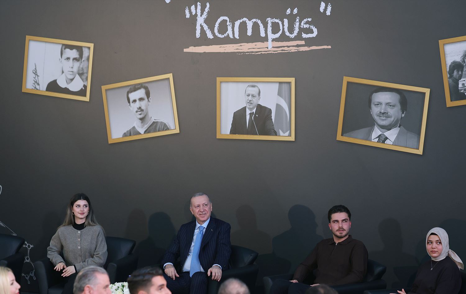 Erdogan bi ciwanan re civiya\ Wêne: AA