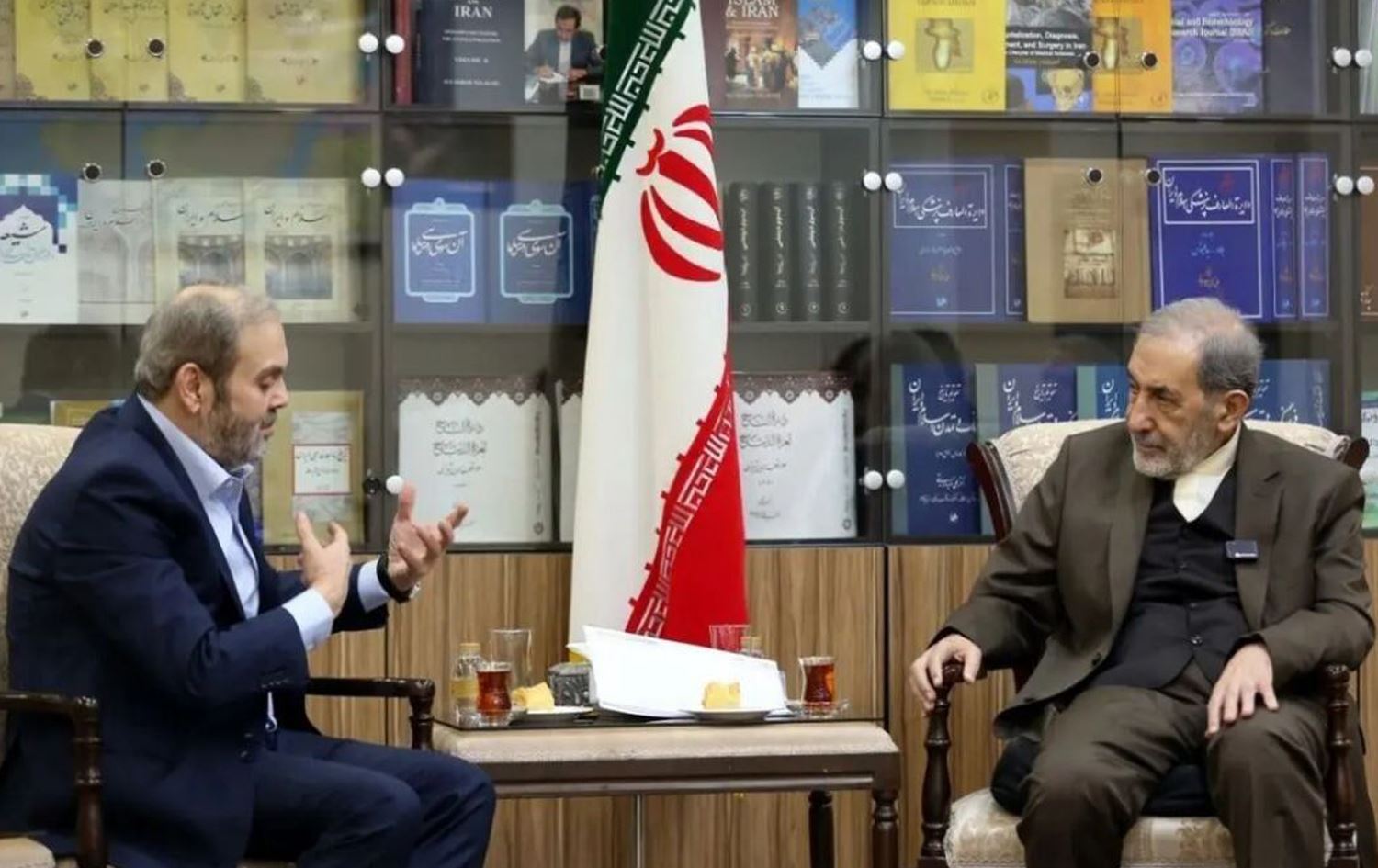 بەگوێرەی میدیای ئێران، راوێژکارەکەی خامنەیی لە تاران لەگەڵ نوێنەری حیزبوڵڵا کۆبووەتەوە.  