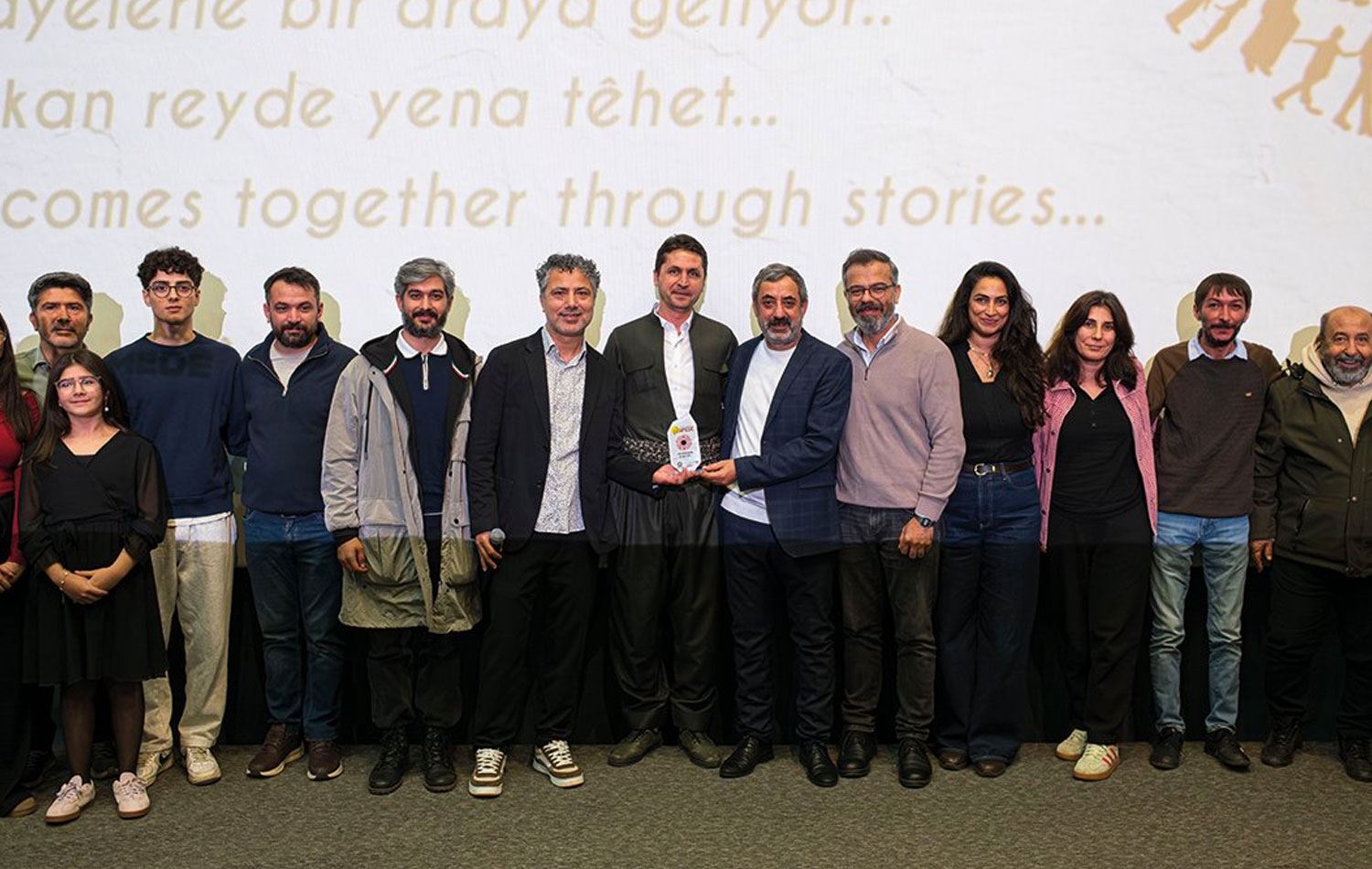 Ödül töreni sonrası toplu fotoğraf çekildi. / Foto: X