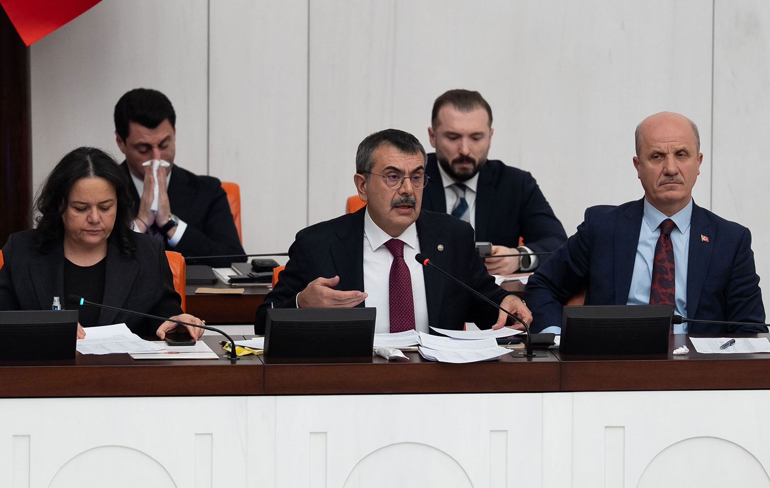 Türkiye Milli Eğitim Bakanı Yusuf Tekin (ortada), milletvekillerinin soru ve eleştirilerini yanıtladı. / AA
