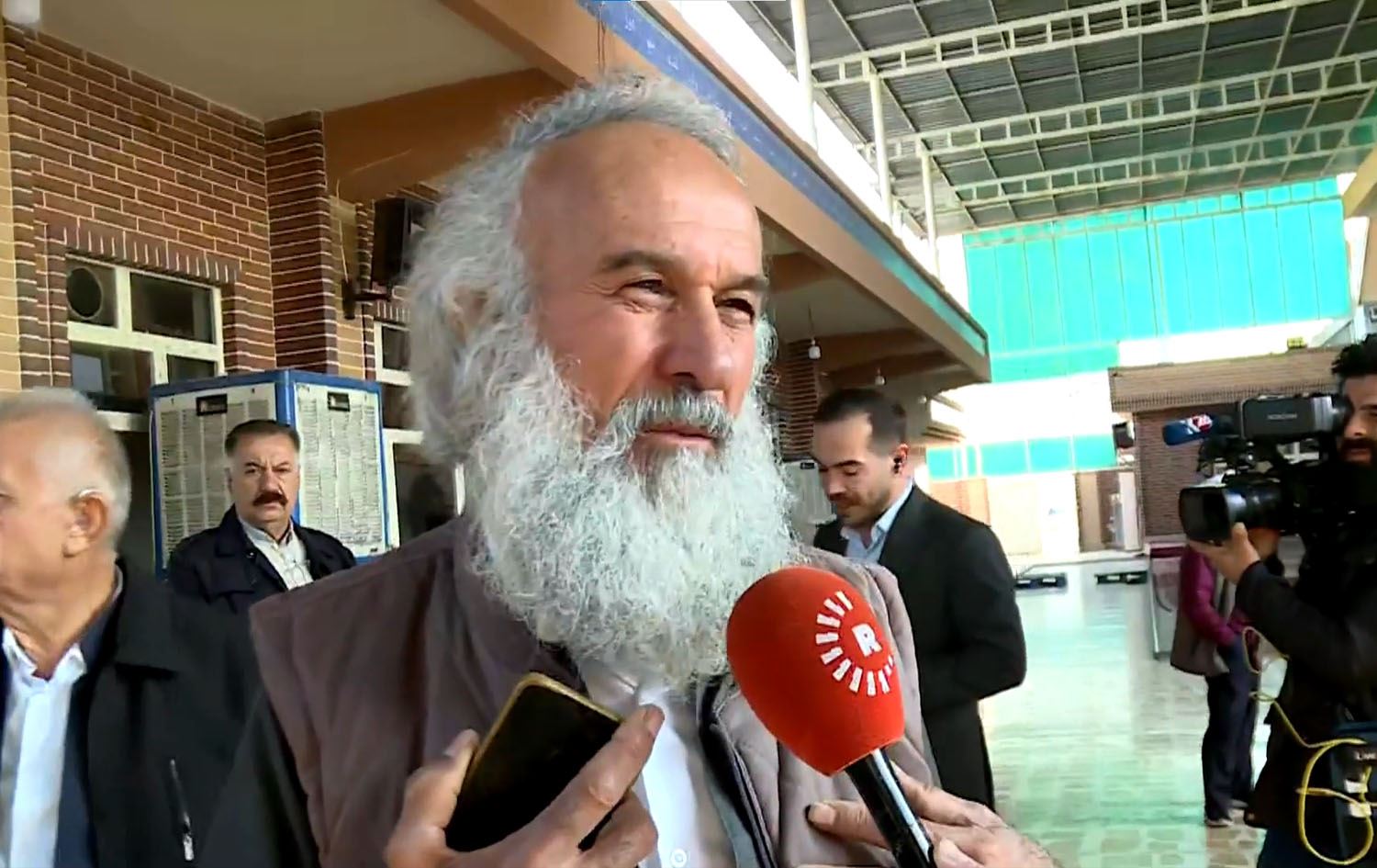 باوکی ئاڤێستا: لەکاتی عومرەکردندا نزامان کرد و خودا تەرمی کچەکەمی دایەوە