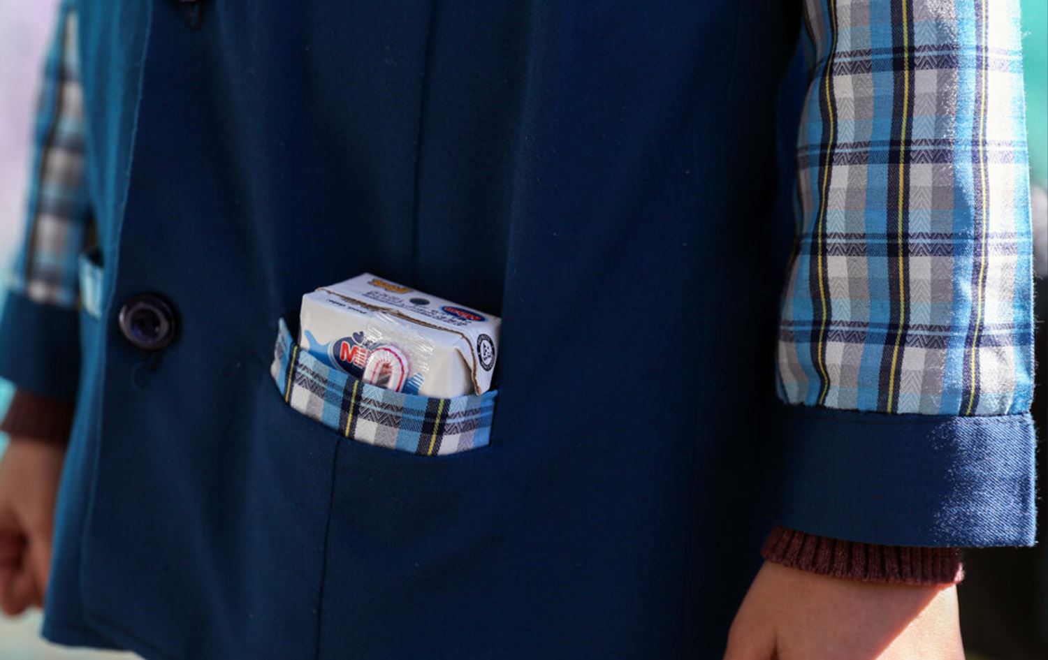 شیر لە گیرفانی قوتابییەکدا