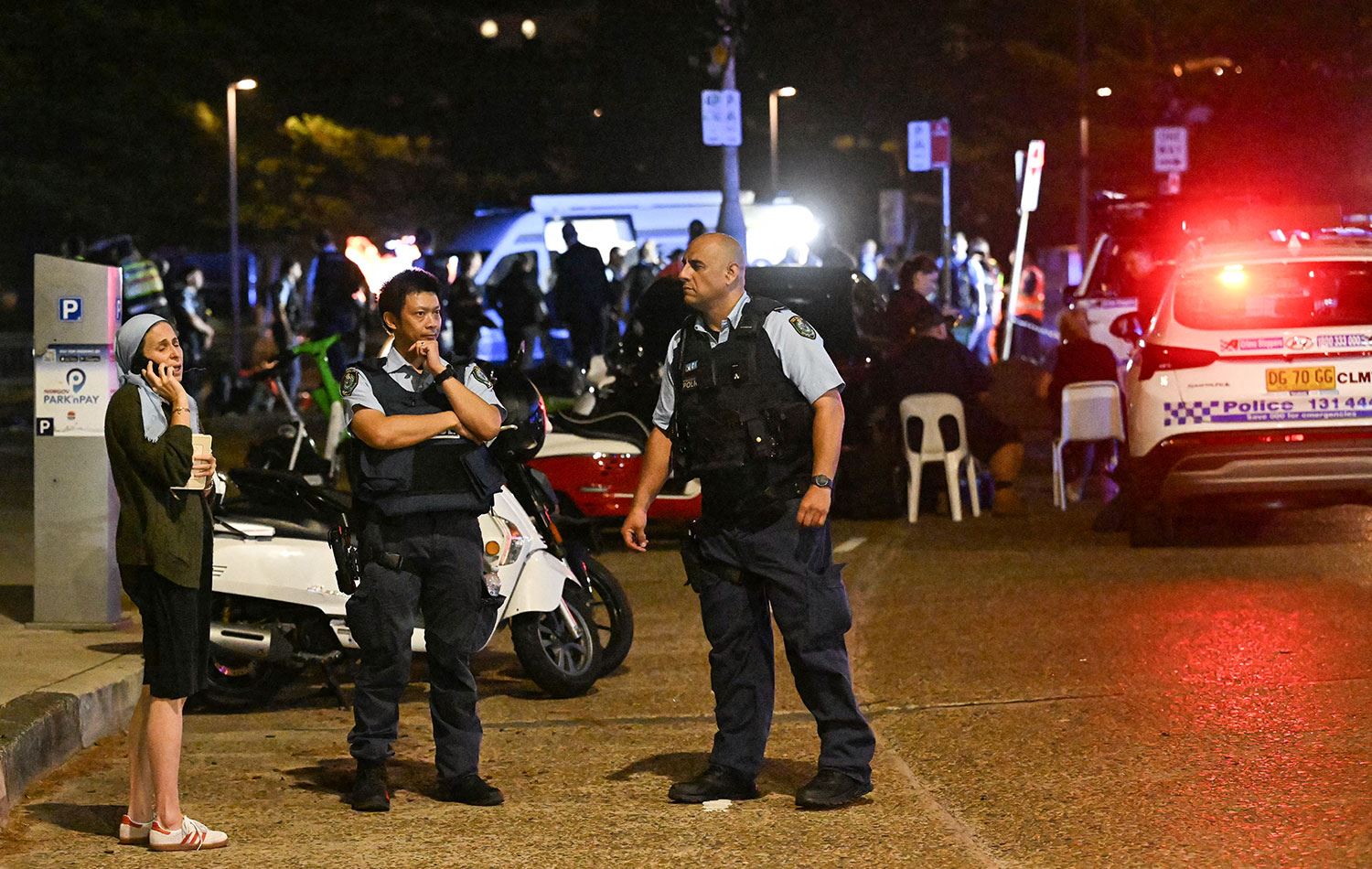 Dün Sidney'deki Bondi Plajı'nda meydana gelen silahlı saldırı olayının ardından polis ekipleri sokakta inceleme yaparken. / Foto: AFP