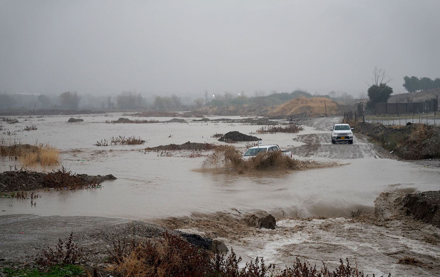 ئۆتۆمبێلێک لەنێو لافاوەکەی سنووری چەمچەماڵ. وێنە: AA