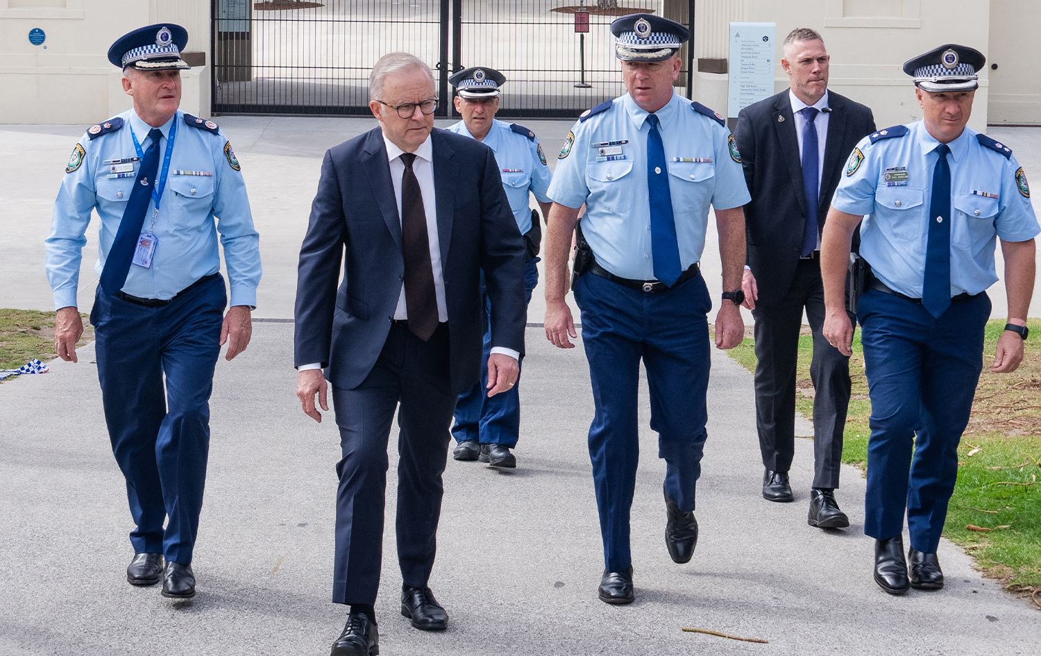 رئيس الوزراء الأسترالي أنتوني ألبانيزي وهو يسير بعد وضع الزهور في جناح بوندي بشاطئ بوندي موقع حادث إطلاق النار