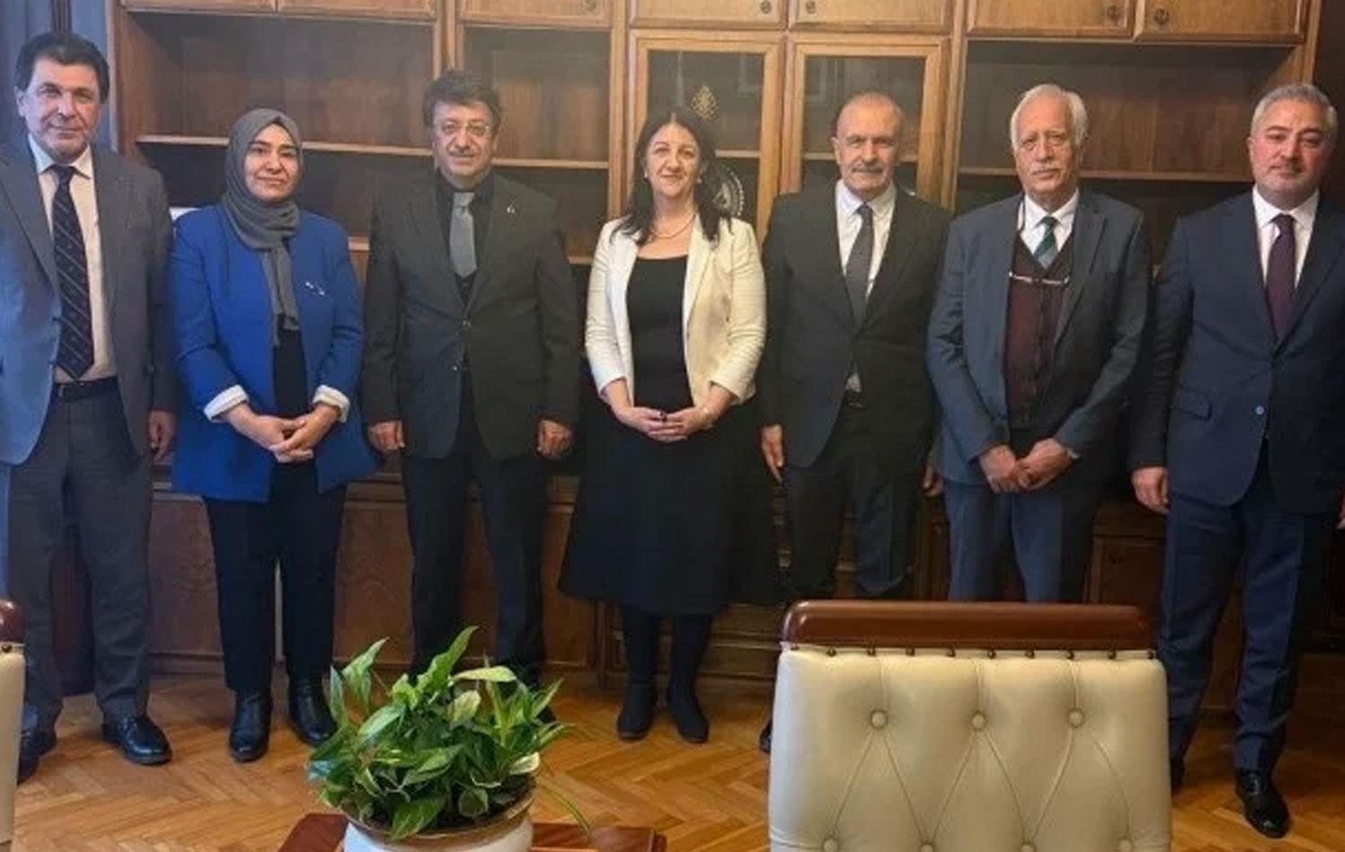 AK Parti ile DEM Parti Van milletvekilleri bir araya geldi.