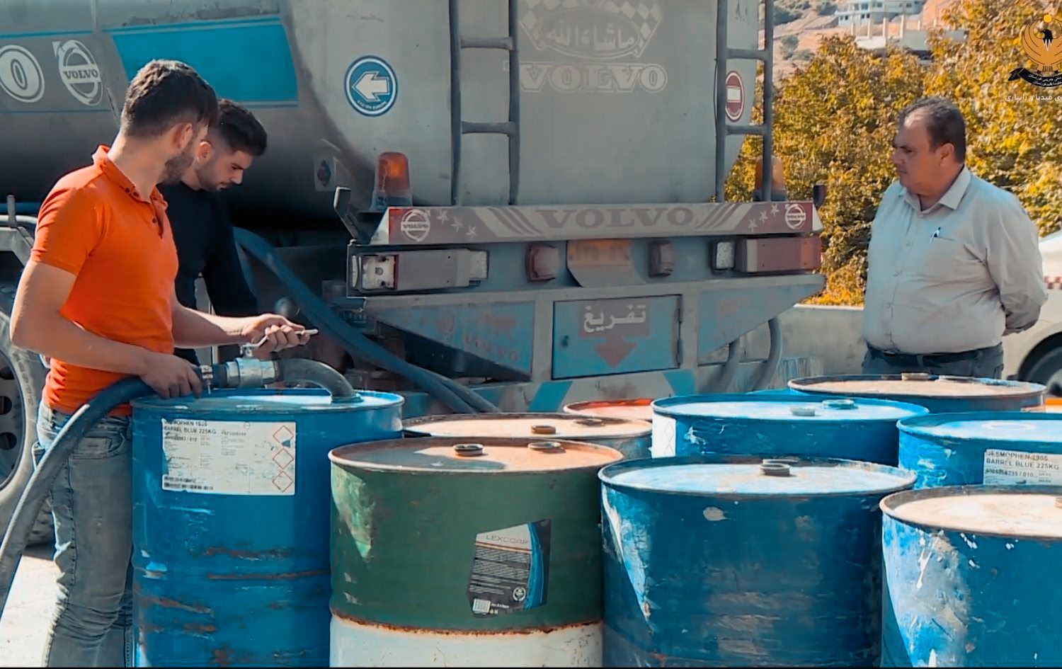 دابەشکردنی نەوتی ماڵان. وێنە: بڵند تاهیر- ئەرشیفی رووداو