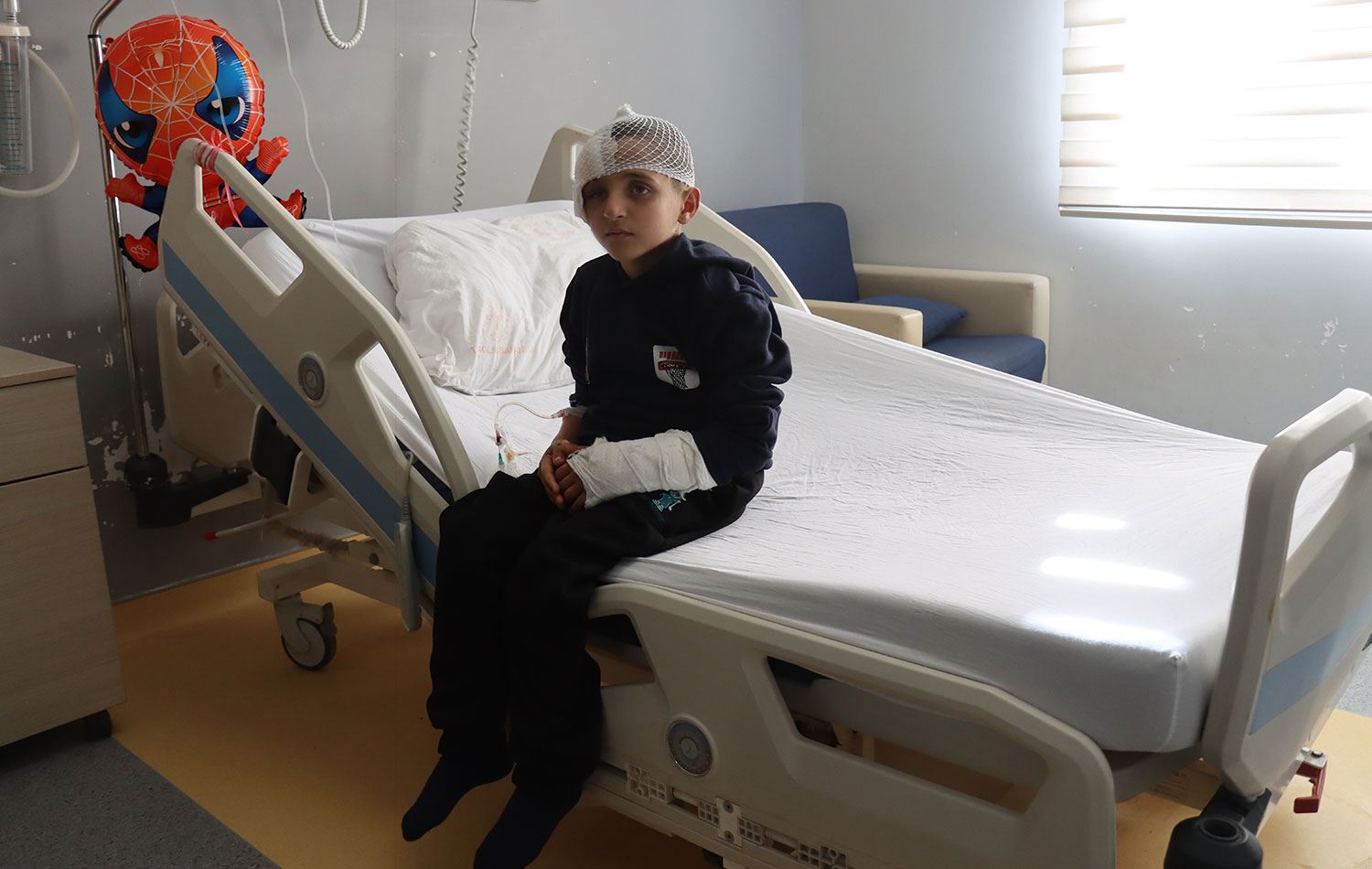 Suriye uyruklu 10 yaşındaki Amir El Cedduğ’un hastanedeki tedavisi devam ediyor. / AA