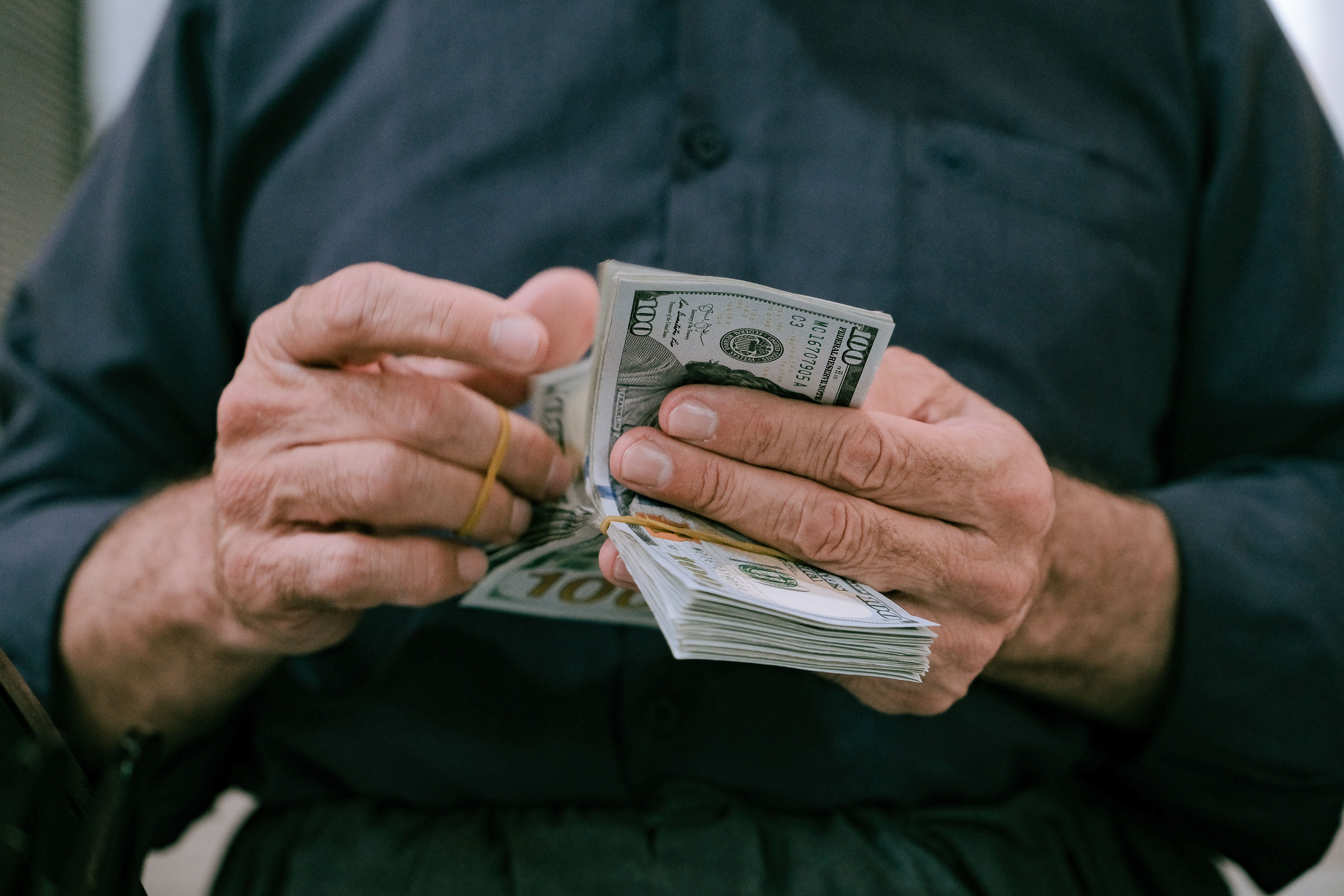 کەسێک دۆلاری ئەمریکی بەدەستەوەیە. وێنە: بڵند تاهیر - رووداو