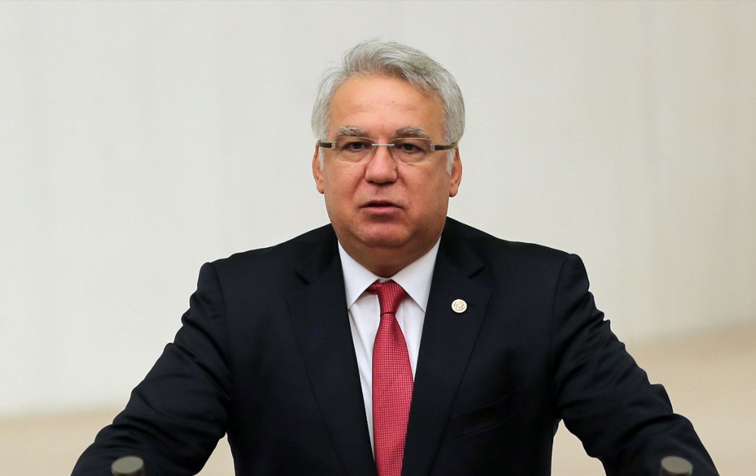 Eski AK Parti'li vekile ‘Cumhurbaşkanı’na hakaret’ten hapis ve tahliye

72 gündür tutuklu bulunan eski AK Parti İzmir Milletvekili Hüseyin Kocabıyık, hakim karşısına çıktı