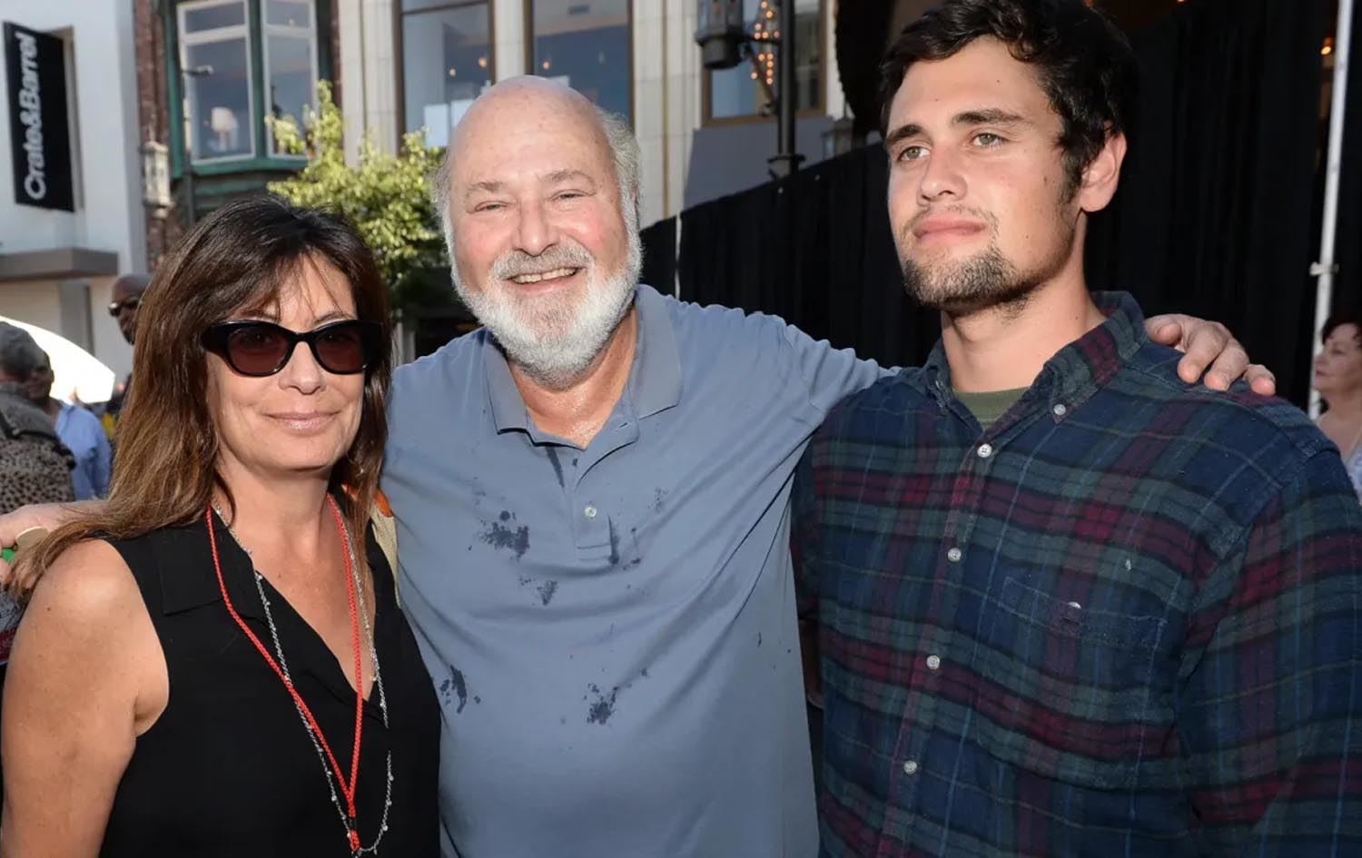  نیک رەینەر لە دایک و باوکی رۆب رەینەر و میشێل رەینەر. ئابی 2013. لۆس ئەنجلس