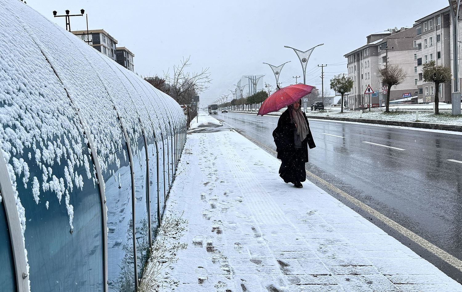 Bitlis'te soğuk hava yerini kara bıraktı. Kar yağışıyla yerleşim yerleri ve yüksek kesimler beyaza büründü./ AA