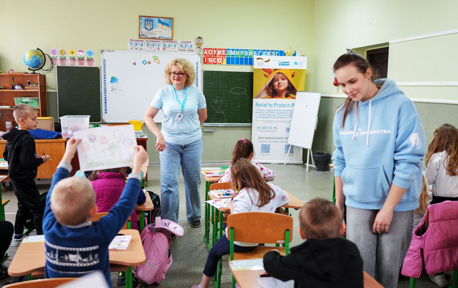 مارینا دودنیک، دەروونناس خەریکە وانەی باشترکردنی دەروون بە منداڵانی ئۆکراینی دەدات. وێنە: AFP