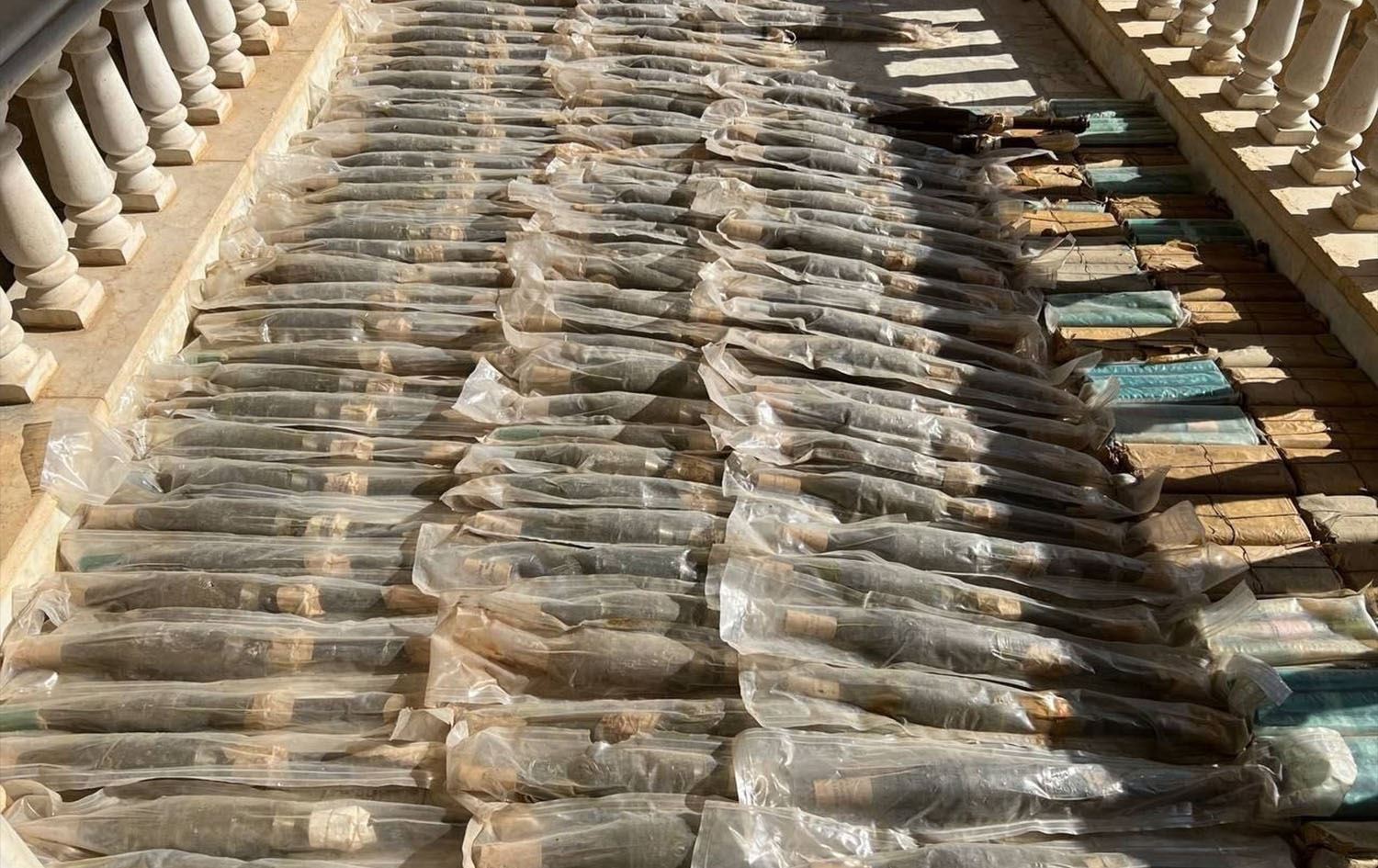 أسلحة معدة للتهريب عبر الحدود السورية اللبنانية