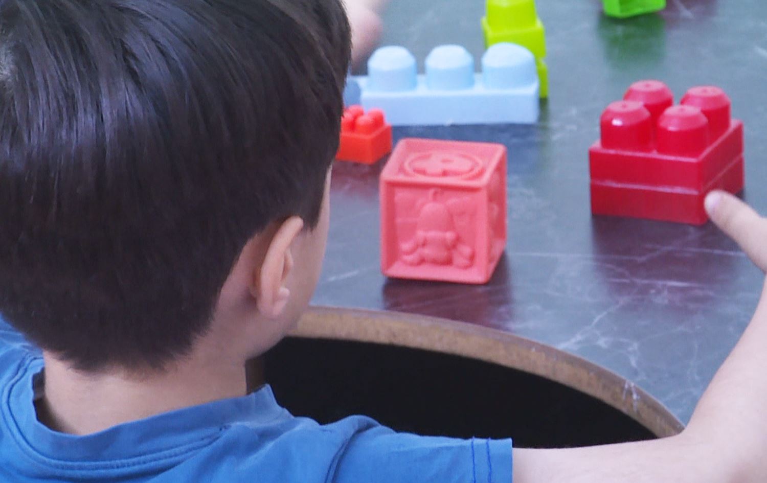 منداڵێکی فرەجووڵەی کەمسەرنج کە راهێنانی پێدەکرێت. وێنە: تەنیا بۆ روونکردنەوە لە گوزارشت لەو منداڵانە کراوە