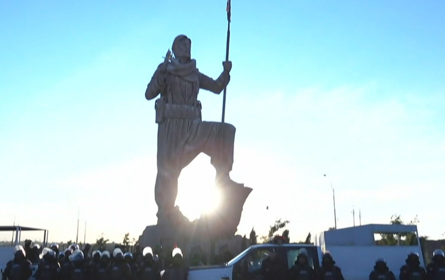 لم يُسمح للشباب الكورد بوضع علم كوردستان في يد تمثال البشمركة بكركوك