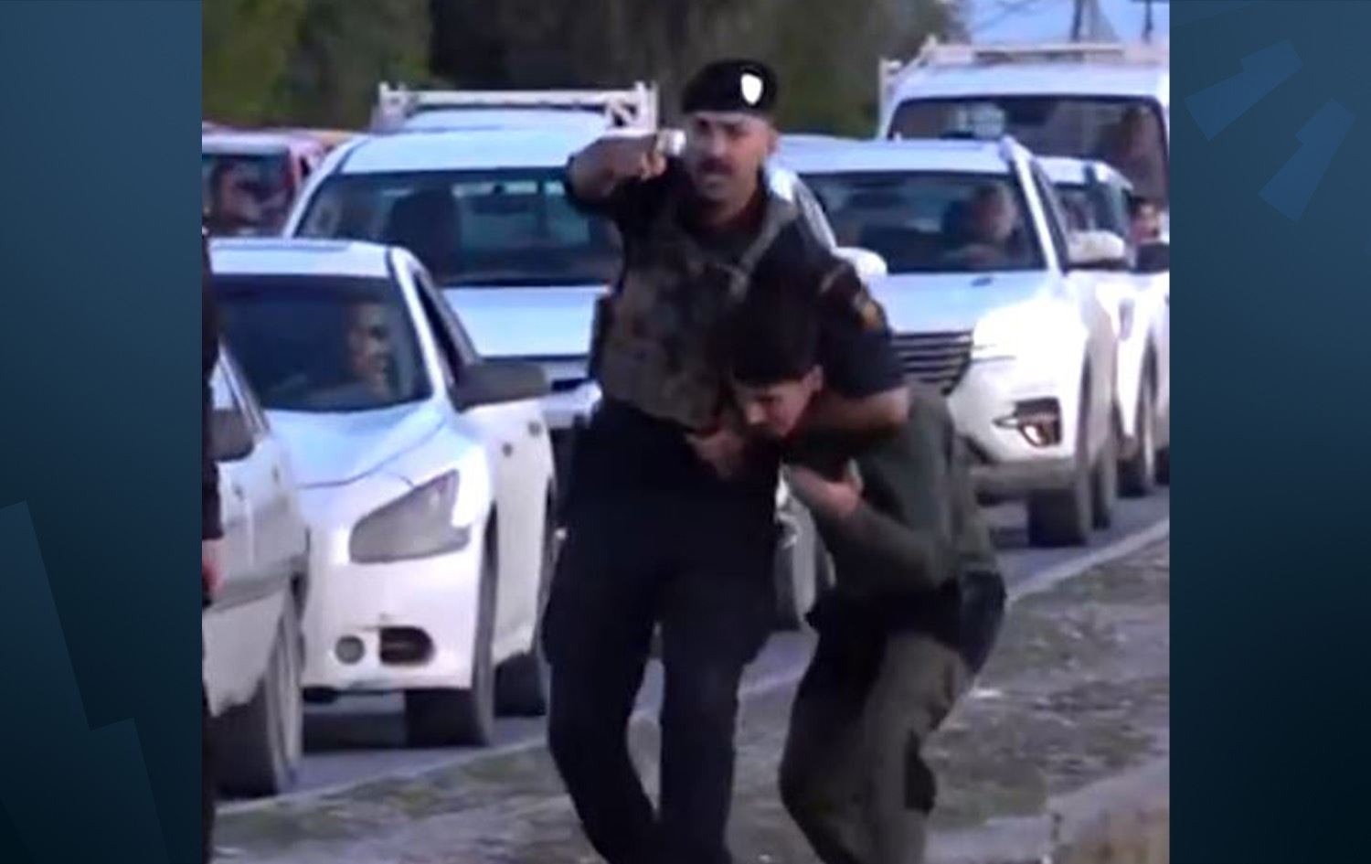 شرطي في كركوك يقتاد شاباً كوردياً أثناء بث مباشر لرووداو 