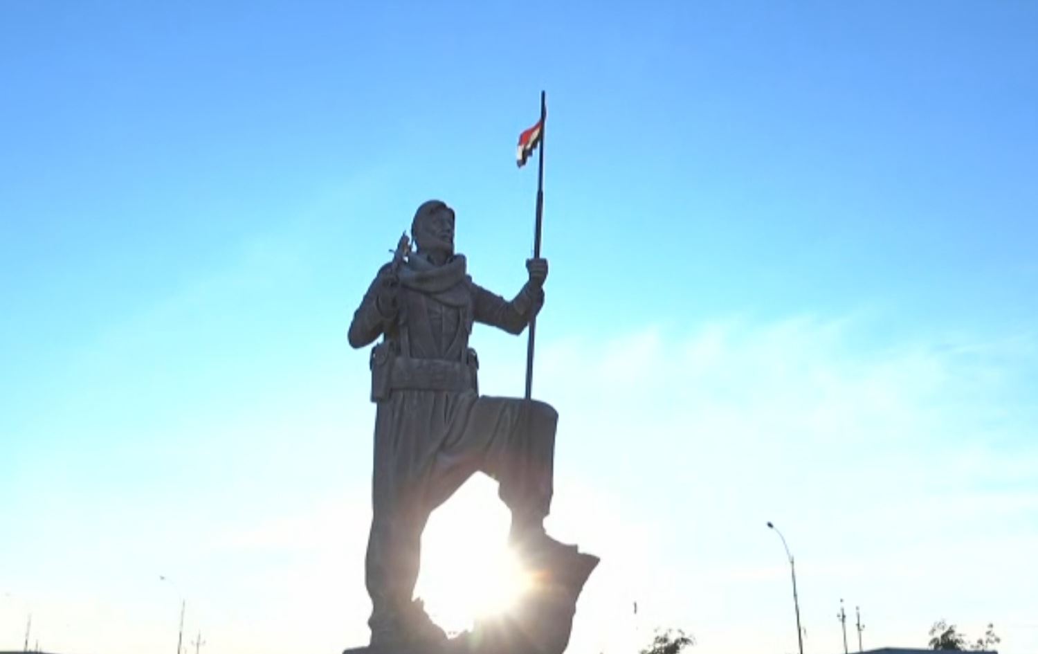 ژمارەیەک گەنج لە بەردەم پەیکەری پێشمەرگەی کەرکووک گردبوونەوە؛ 'دەبێ ئاڵای کوردستانیش هەڵبکرێت'