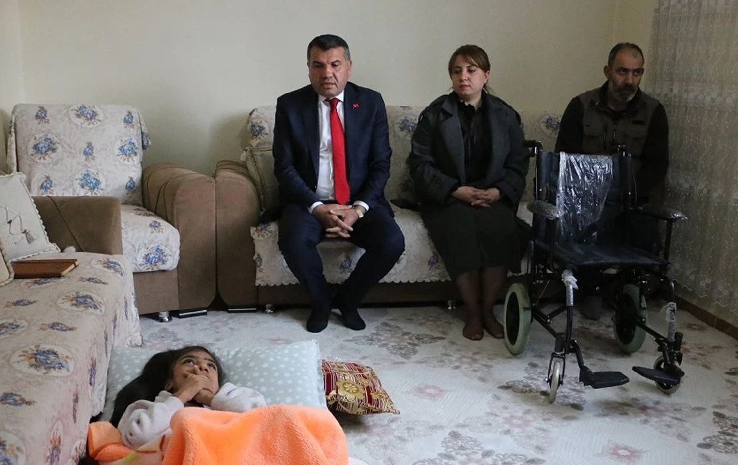 ئەو منداڵە نیڤشکانەی کورسییەکەیان بۆ بردووە.