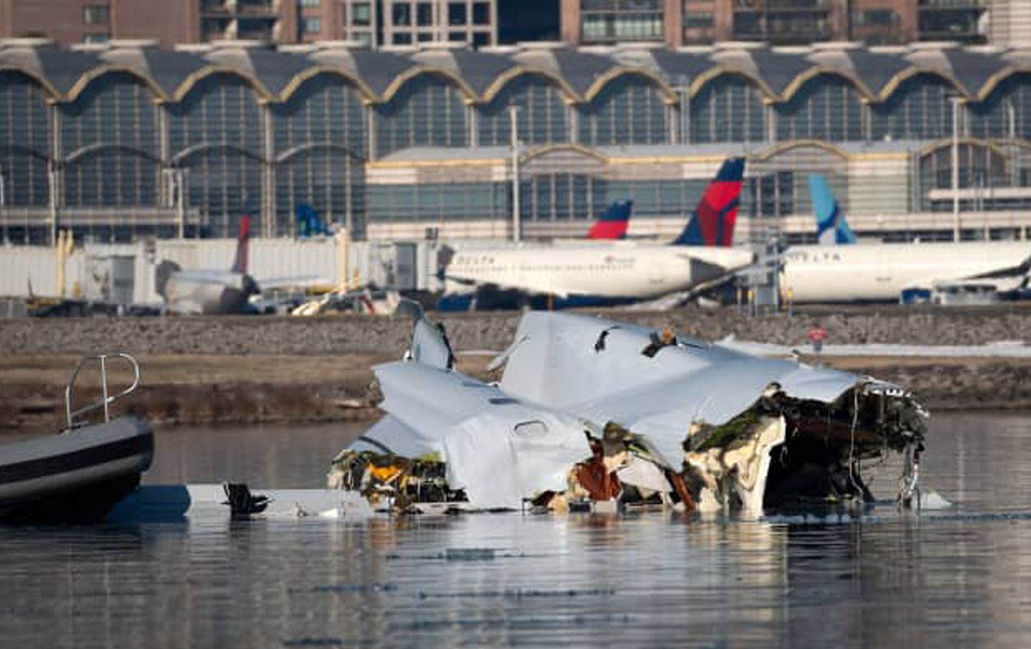 فڕۆکە مەدەنییەکە پارچە پارچە بووە و کەوتووەتە نێو ئاوەوە.