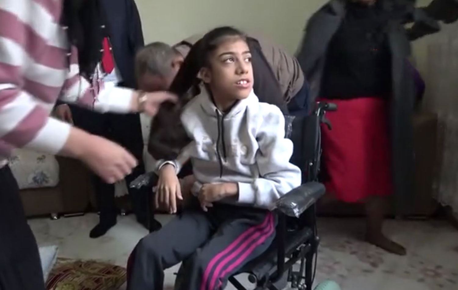 Engelli çocuğa tekerlekli sandalye alındı. 