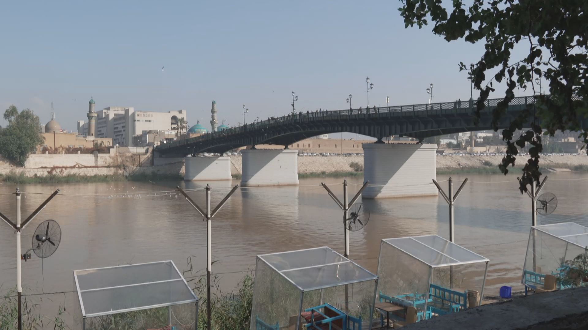 رووبارەکە هێشتا لێڵە بەڵام ماسیگرەکان پەلەیانە بۆ ئەوەی دەست بە کارەکەیان بکەنەوە.