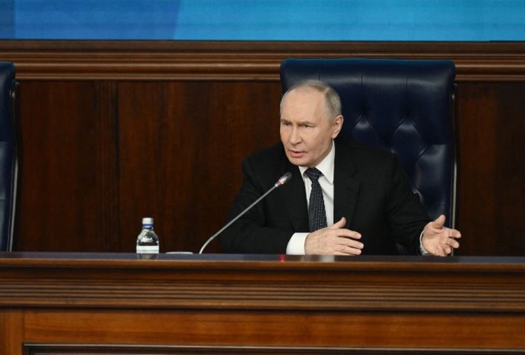 ڤلادیمیر پووتین، سەرۆکی رووسیا بەشداری لە کۆبوونەوەیەکی ئەنجوومەنی وەزارەتی بەرگریی وڵاتەکەی دەکات لە سەنتەری نیشتمانیی کۆنترۆڵکردنی بەرگری لە مۆسکۆ، 17-12-2025. وێنە: AFP