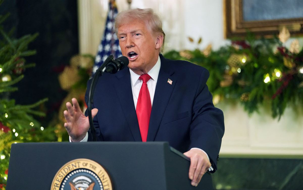 دۆناڵد ترەمپ، سەرۆکی ئەمریکا، لە ژووری پێشوازیی دیپلۆماسیی کۆشکی سپی لە واشنتن، گوتارێک ئاراستەی گەل دەکات، 17-12-2025. وێنە: AFP