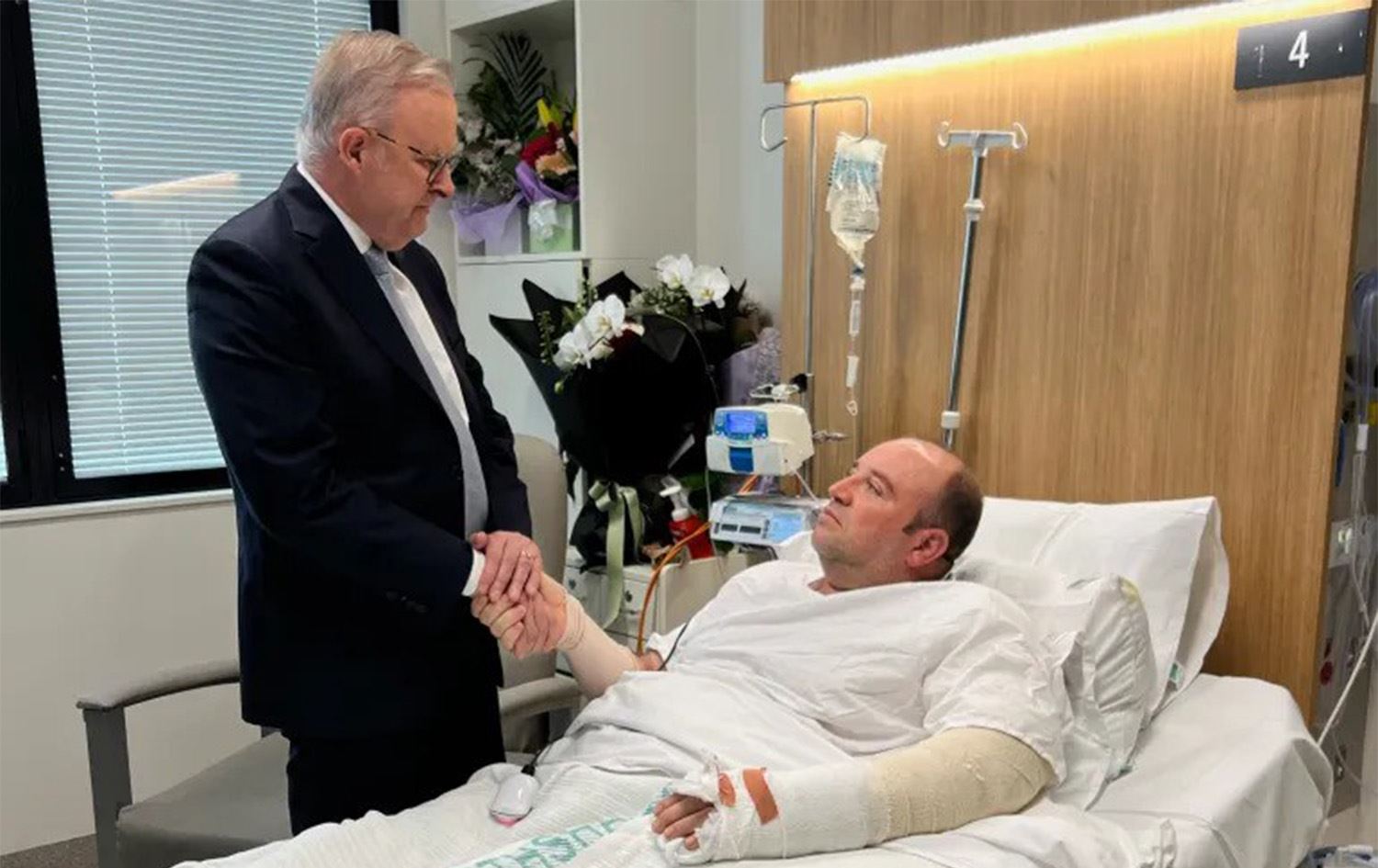 سەرۆکوەزیرانی ئوسترالیا لەکاتی سەردانیکردنی ئەحمەدی لە نەخۆشخانە