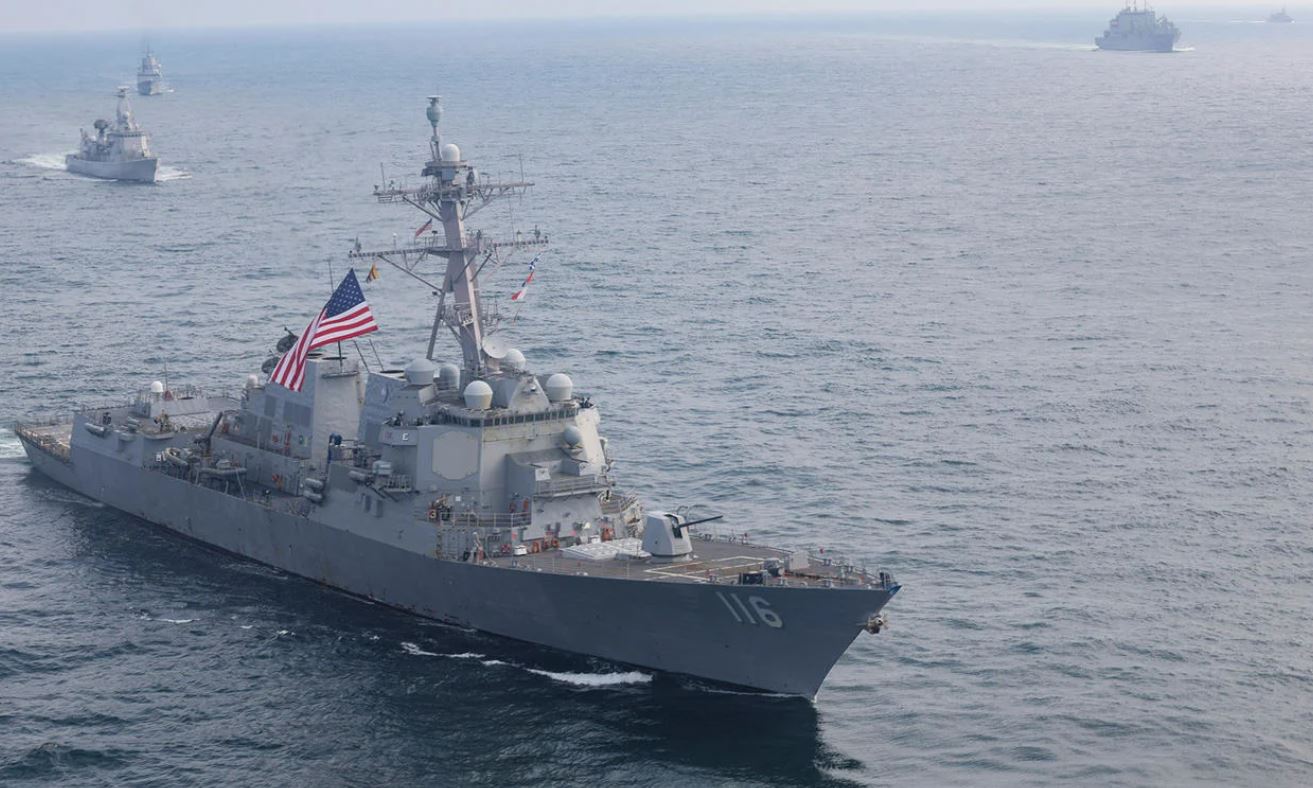 کەشتییەکی هێزی دەریایی ئەمریکا لە پۆلی ئارلی بێرک کە بە مووشەکی ئاراستەکراو پڕچەک کراوە، و بۆ بەرگریی ئاسمانی، هێرشی مووشەکی، جەنگی دژی ژێردەریایی تەرخان کراوە.