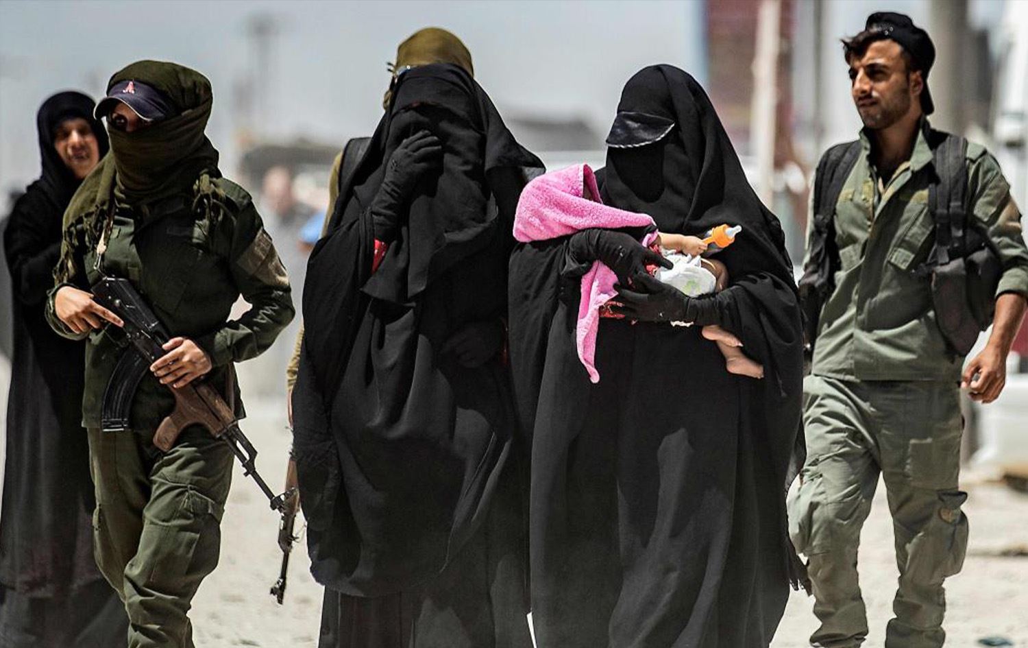 السجن 10 سنوات لفرنسية عائدة من مخيمات شمال شرق سوريا 