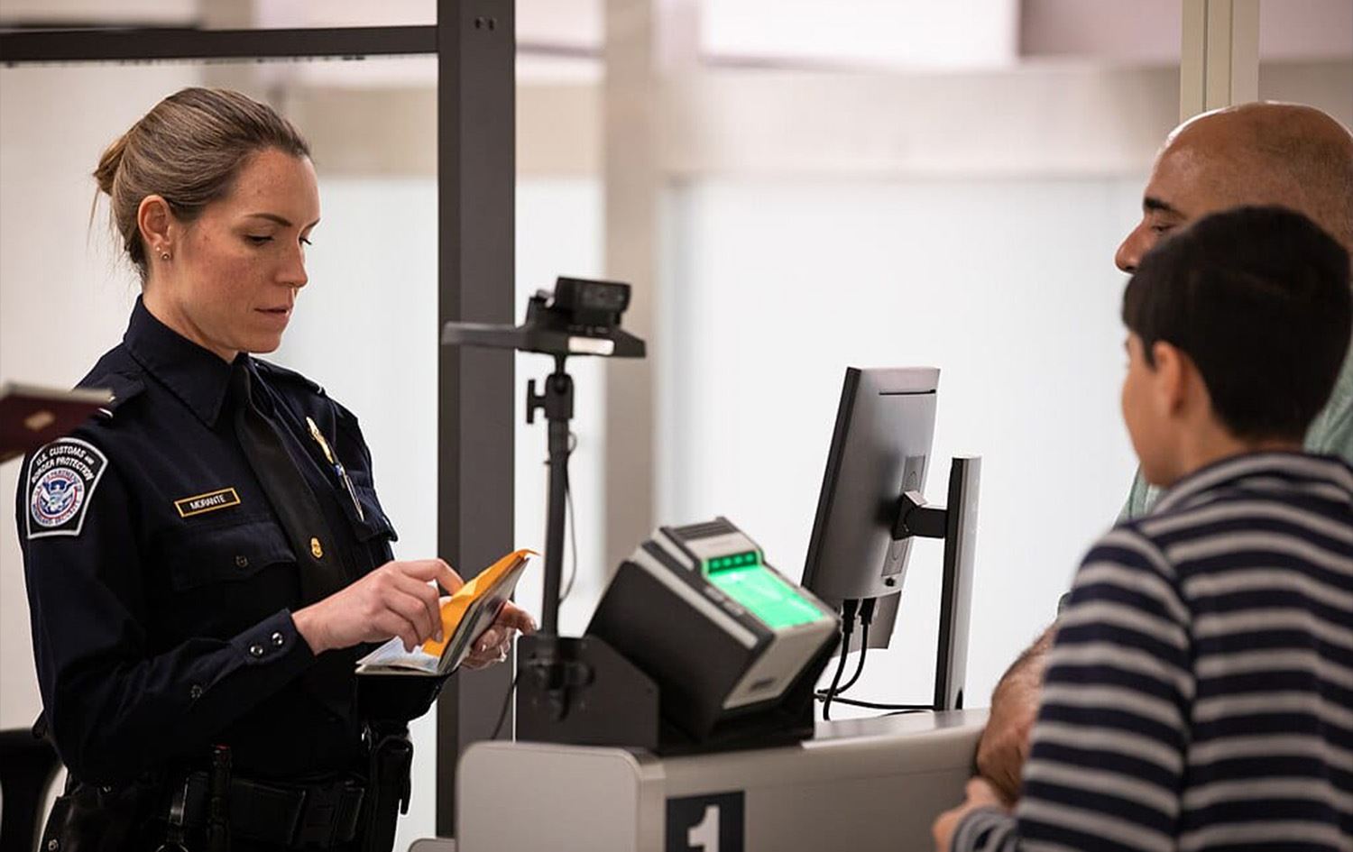 ضابطة تدقق وثائق قادمين لأحد المطارات الأميركية- صورة أرشيفية 