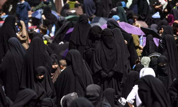 بەشێک لە ژنانی داعش لە کەمپی هۆل. وێنە: AFP