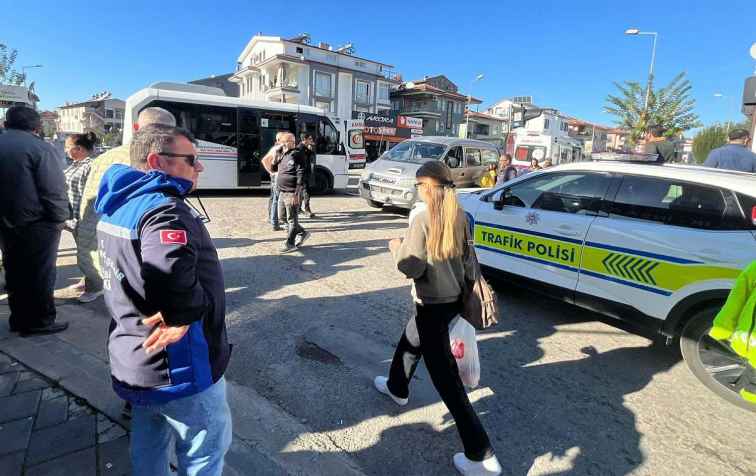 Muğla'da yolcu midibüsü ile minibüs çarpıştı: 13 yaralı