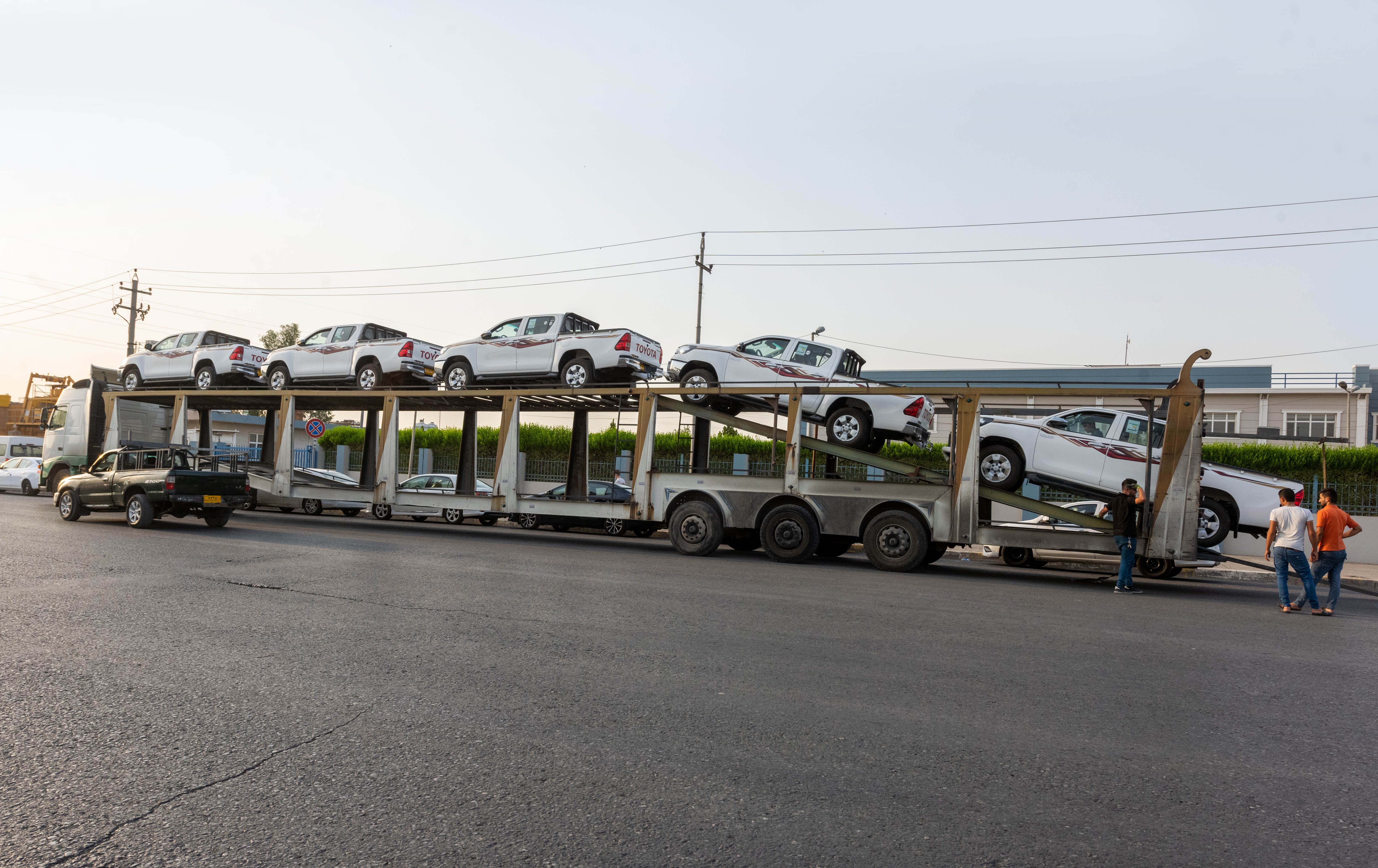 انزال سيارات من على شاحنة